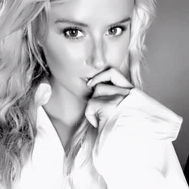 サッシャ・ジャクソンのインスタグラム：「“She remembered who she was...and the game changed.”... #quote by @lalahdelia 🙌🏼🙏🏻. . i’m not gonna lie to you guys times have been tough recently. Not going to go into the details because it benefits nothing and no one - however -what does benefit something and someone - is the fact that adversity has made me fall in love. I’m here, I’m breathing. I’m alive and I, now, #smile more than I cry. I’m in love with life and some very special people who have selflessly brought me back to life and put the pieces of a rather complex puzzle back together - in spite of me believing I never wanted to see it completed again . . . And I want to show my appreciation to all of you guys for still showing support. Even though I have not been “present” - please know that you are always present in my thoughts and your love and support does mean the world to me. AND I will be back in full force ASAP as the game HAS changed people - it had to and I’m finally proud to say that I have, too.  New beginnings. New outlook. And an even stronger appreciation for those out there who still see the full picture when they look at the many pieces of a broken puzzle on the floor.  #love #light #gratitude #missyou #loveyou #instagram #happy #friday and a #beautiful #weekend to you all. May your eyes see only #beauty and #happiness around you.」