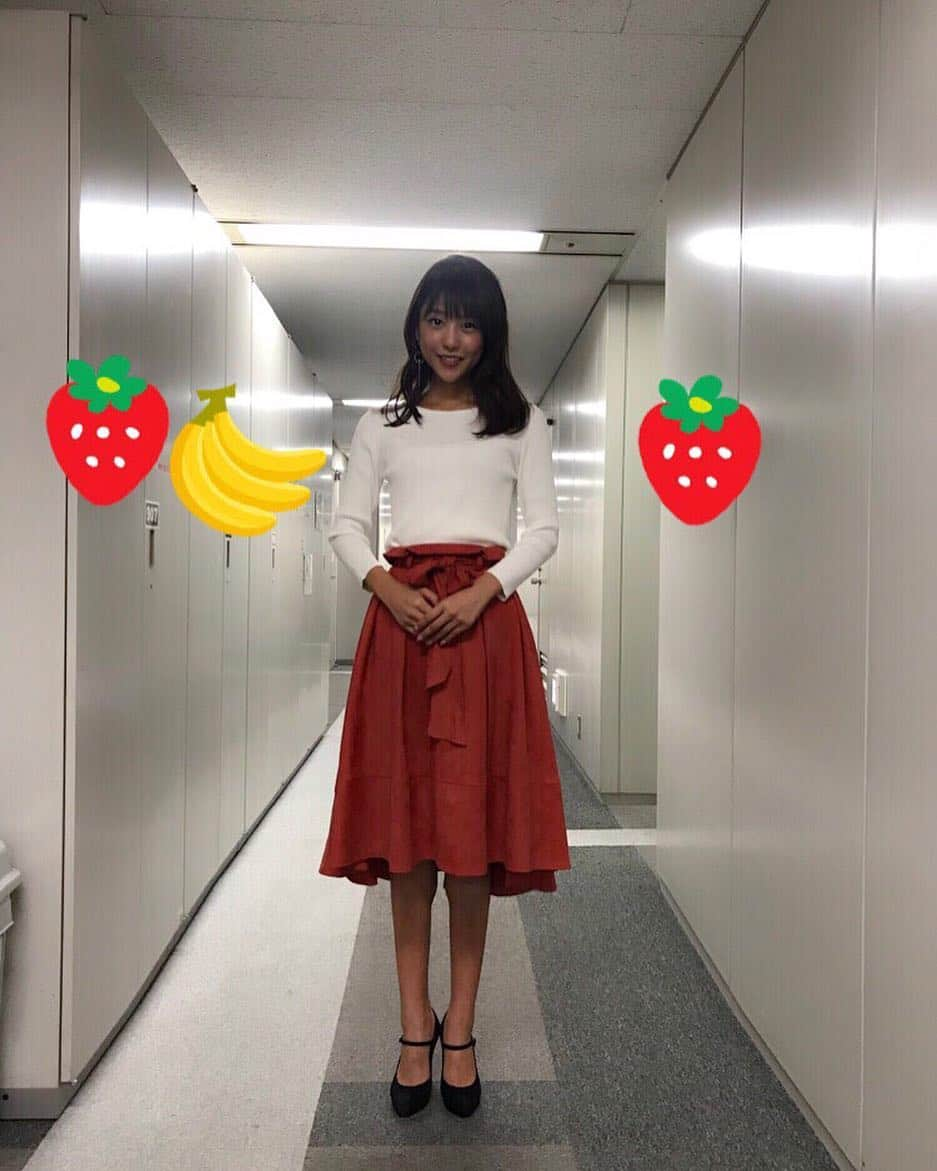 岡副麻希さんのインスタグラム写真 - (岡副麻希Instagram)「🍋 今朝も#めざましどようび ご覧くださり ありがとうございました☺️ 湿度100%なのにぽかぽか陽気️🐳🌈 うれしいけど不思議です〜！ね！？ 、  衣装👗トップス#apweiserriche  スカート#supremelala  パンプス#dianashoes  そして今夜『#芸能人たちが本気で考えたドッキリGP』、 フジテレビ系列（19時〜）、 本当にびっくりしました。。。笑 ぜひご覧ください👵 ハッピーサタデーを💛🧡」11月10日 10時01分 - maki_okazoe_official