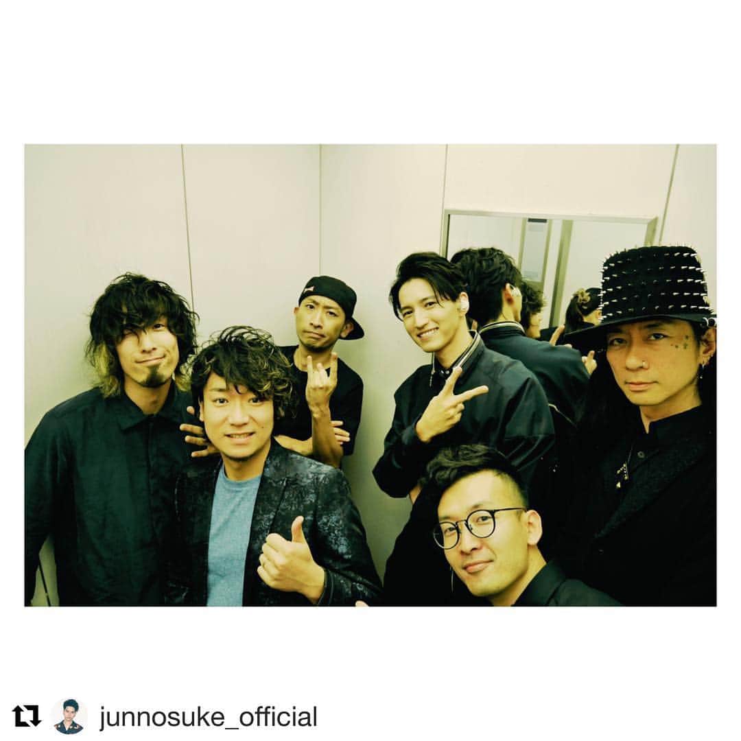 のインスタグラム：「田口淳之介ラグジュアリーツアー、御一行様♫  名古屋ブルーノート、いい感じに揺らしてきました(^^) 今夜は大阪ビルボード、よろしくお願いします🎸  @junnosuke_official @coba84key @3104guiter @yuhei_yamazaki @akitoshi0114  styling by @bambridge_smackengineer」