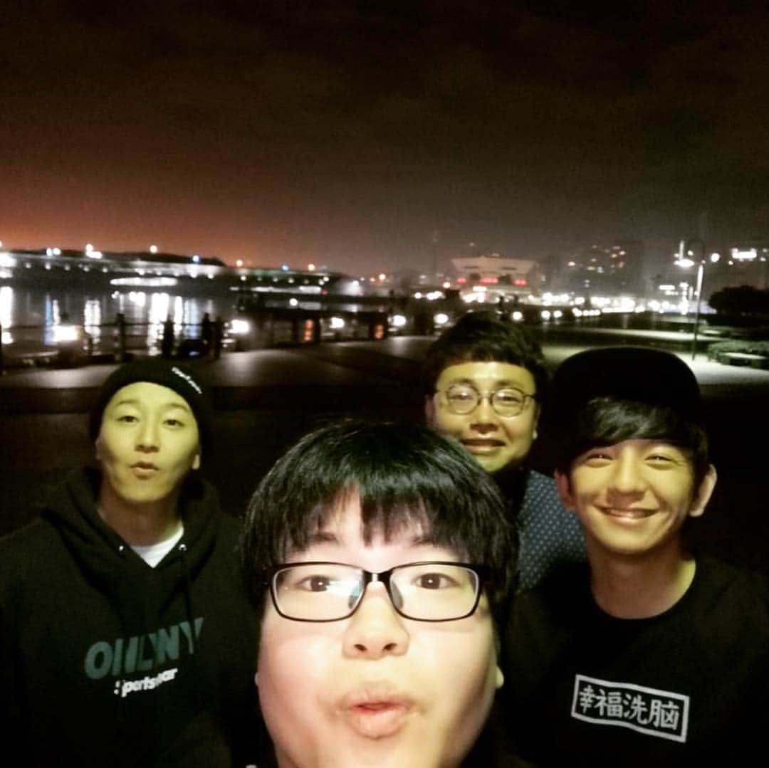 長田庄平のインスタグラム：「焼肉からのドライブ #芸歴13年目 #38歳 #まだまだ青春 #みなとみらい #自撮りじゃ納得しない #散歩中の外国の方に撮ってもらった #そこまでして撮らなくてもいい #銀シャリ橋本 #ライス関町 #パンサー向井 #チョコレートプラネット長田」