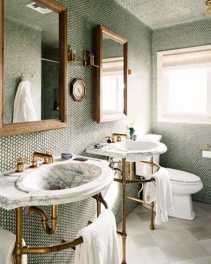 Interior123.com のインスタグラム：「Stylish Hawaiian vacation house bathroom. Rate it 1-10? 🤷🏻‍♂️」