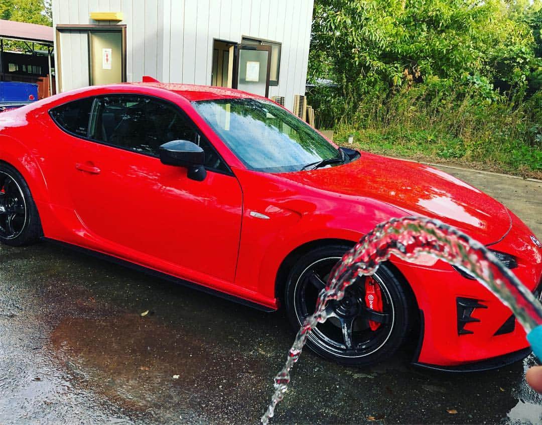 織戸学さんのインスタグラム写真 - (織戸学Instagram)「昭和の車好きは 水場が有れば洗車。  綺麗な車ほど車好きの証拠。  ラストコーティング」11月6日 8時28分 - maxorido