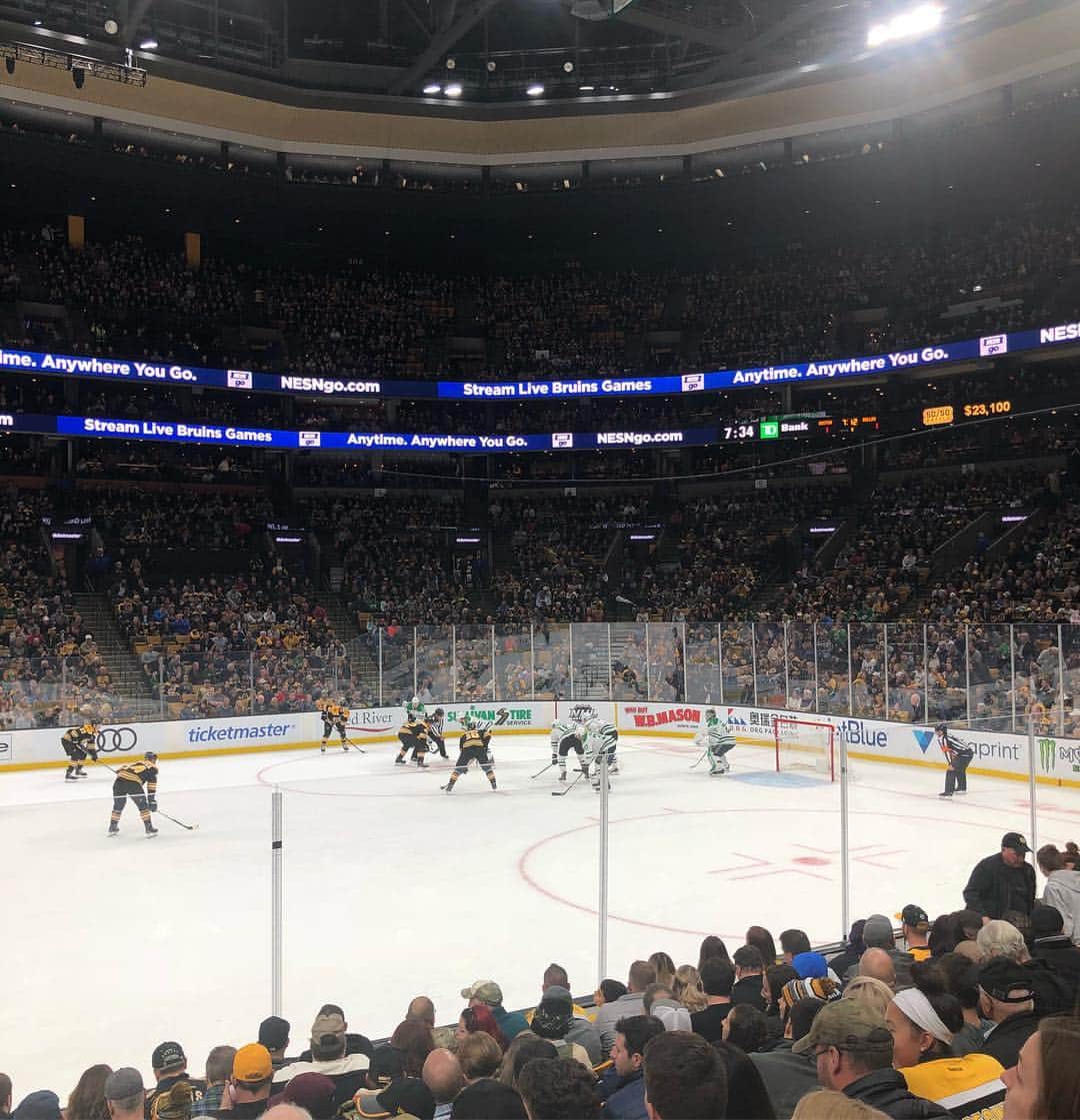 サイモン・シュナピアのインスタグラム：「Let’s Go B’s!  #bostonbruins」