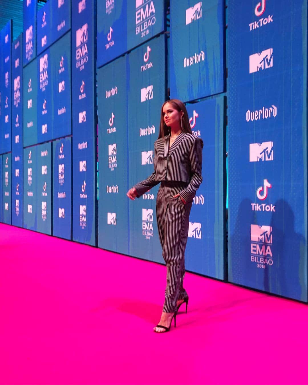 デビー・ライアンのインスタグラム：「in 2019 Menswear will just be referred to as Wear」
