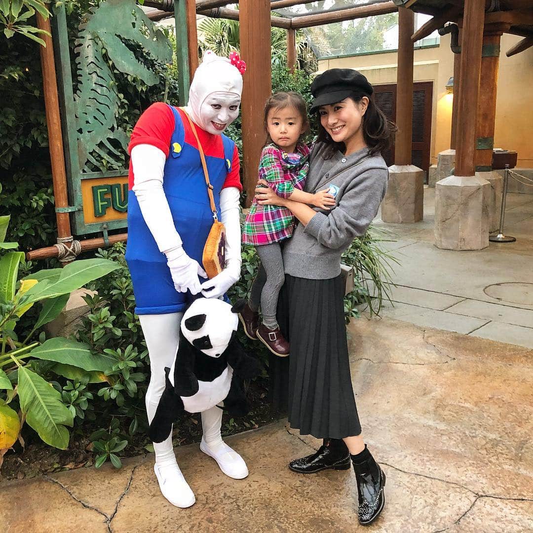 大西宏明のインスタグラム：「Instagramでプチ有名な方らしい😂  #キティさん #キティちゃん #コスプレ  #写真撮影  #列できてた (^^) #娘  #絶妙な表情  #日曜日に行ってきました  #ユニバ  #ユニバーサルスタジオジャパン  #usj  #将之助  #絶叫マシン  #大好き  #珍しく #散歩じゃなく  #アトラクション  #沢山乗った  #最後は  #怖々と #ゾンビ 🧟‍♂️🧟‍♀️ #休日の過ごし方  #holiday #goodtime  #smile #ほなっ！！」