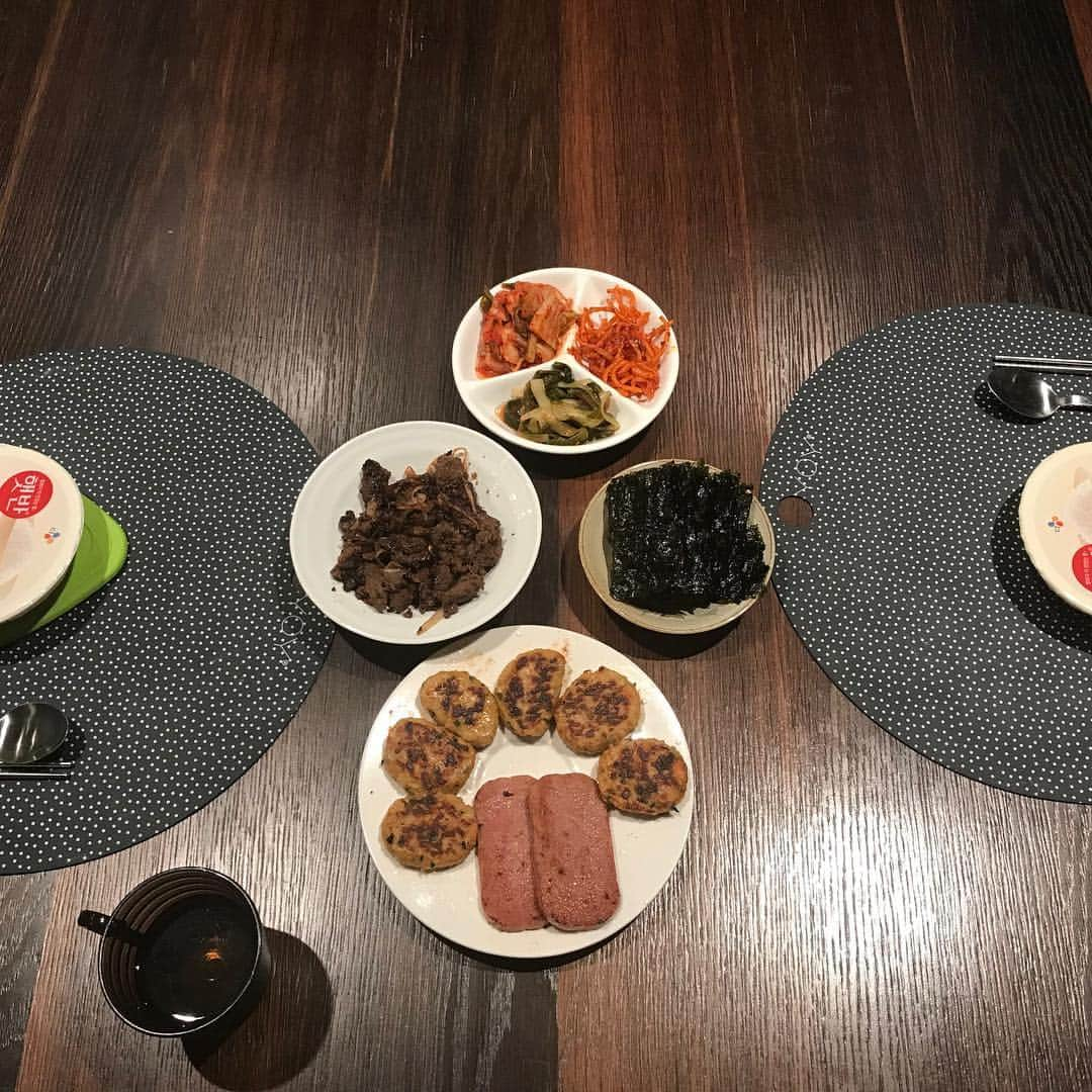 ソン・ジチャンさんのインスタグラム写真 - (ソン・ジチャンInstagram)「엄마가 서울에 간 지 5일째, 아빠의 밥상, 내가 한 것은 그저 인스턴트와 데운 것 뿐이지만 그래도 맛있게 먹어 준 착한 경민이... 엄마 없는 하늘 아래 ㅠㅠ」11月6日 11時40分 - jichang_son