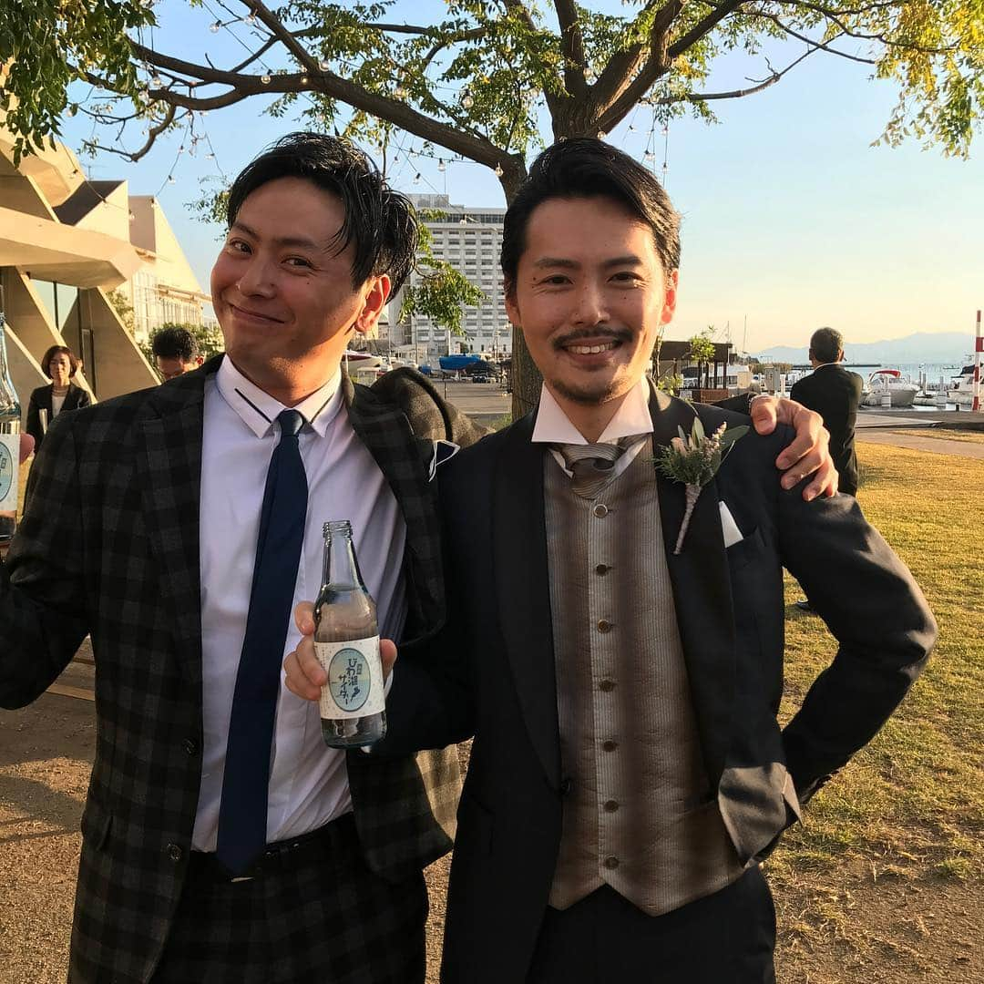 山下健二郎さんのインスタグラム写真 - (山下健二郎Instagram)「先日、兄貴の結婚式でした！！ いやぁー、泣かないと決めてたんですがダメでしたね！笑笑🤣🤣 いい式でした！本当におめでとう！！ お互い全く違う道に進んだけどリスペクトです！ #結婚式」11月6日 12時22分 - 3jsb_kenjiro_official