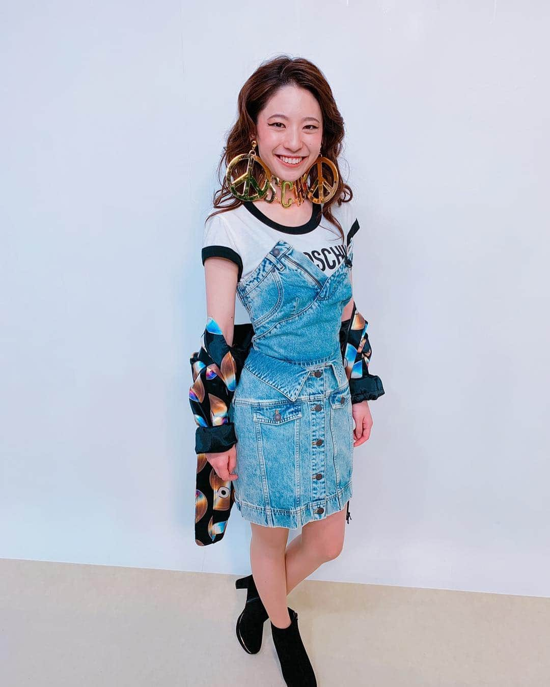 高山奈々さんのインスタグラム写真 - (高山奈々Instagram)「. MOSCHINO [tv] H&M  コラボコレクション  一足早く着用させて頂き、２日間お天気をお伝えしました！  普段このようなお洋服やメイクではないので、新鮮でしたし何よりいつもと違う自分になれて楽しかったです！  まるでパーティーのような ポップで、楽しくて、クリエイティブなデザインを皆さんもお楽しみください(^^) 貴重な経験をありがとうございました！  #MOSCHINO #HM #hmoschino #moschino #moschinoxhm #moschinotvhm  #モスキーノ #エイチアンドエム  #ウェザーニュース」11月6日 12時31分 - chan_nana617