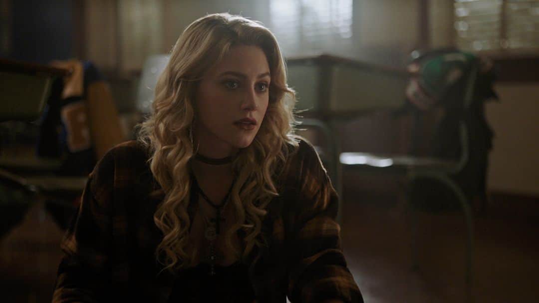 リリ・ラインハルトのインスタグラム：「Meet angsty young Alice this Wednesday 👀 #riverdale」