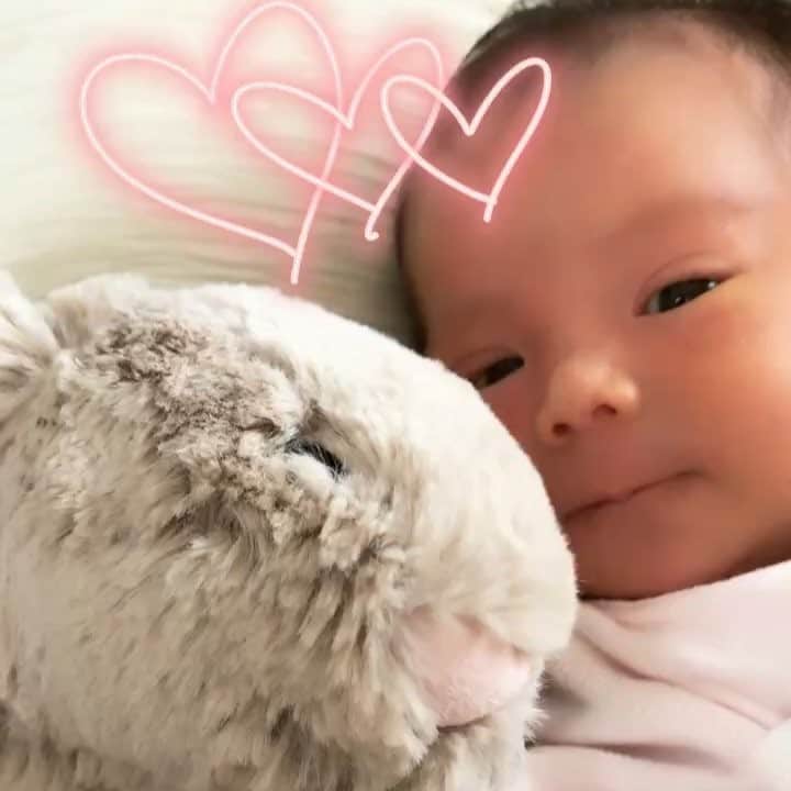 高橋菜摘のインスタグラム：「🐰🐰🐰 #乳児湿疹 始まりました。 ４年前どうしてたかなぁ🤔 かなり悩んでたのに もう色々すっとんで忘れちゃった！ 湿疹の部分には保湿した方がいいのか しない方がいいのか…？ 普段の保湿は出産前に頂いた #ぬくもりミルクローション  @nukumori_shop 使ってます🍼 息子にも娘にも同じものを。 やっぱり成分が何より大事。 _______________ #新生児 #新生児ニキビ #保湿 #肌荒れ #スキンケア #赤ちゃん #オーガニック #成分 #生後2週間 #女の子ママ #baby #skincare #organic #milk #girl」