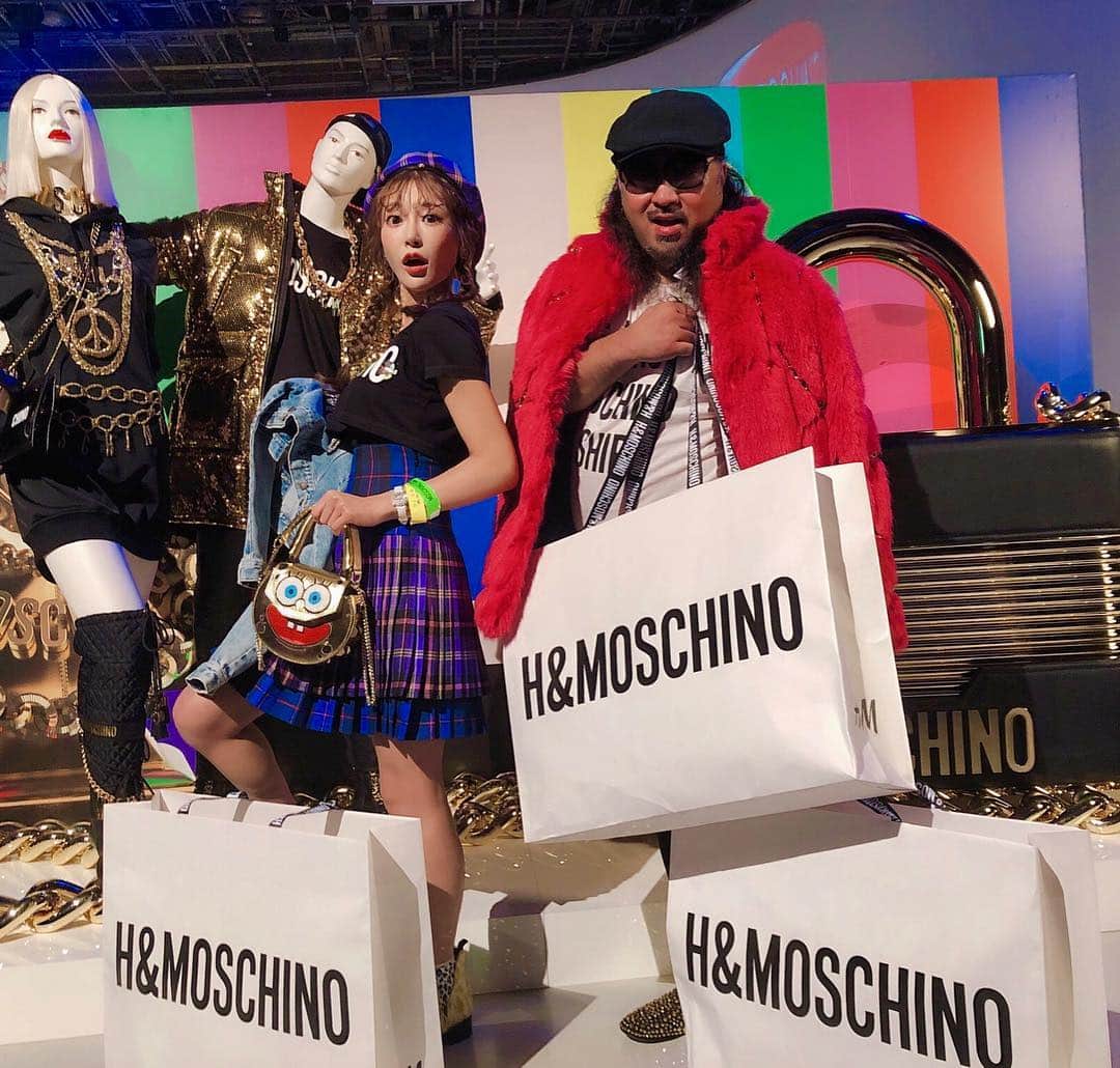 明日花キララのインスタグラム：「ファーコートとアイマスクはH&MOSCHINOのアイテムだよ🌷❤︎ とってもかわいい🖤 #hmoschino」