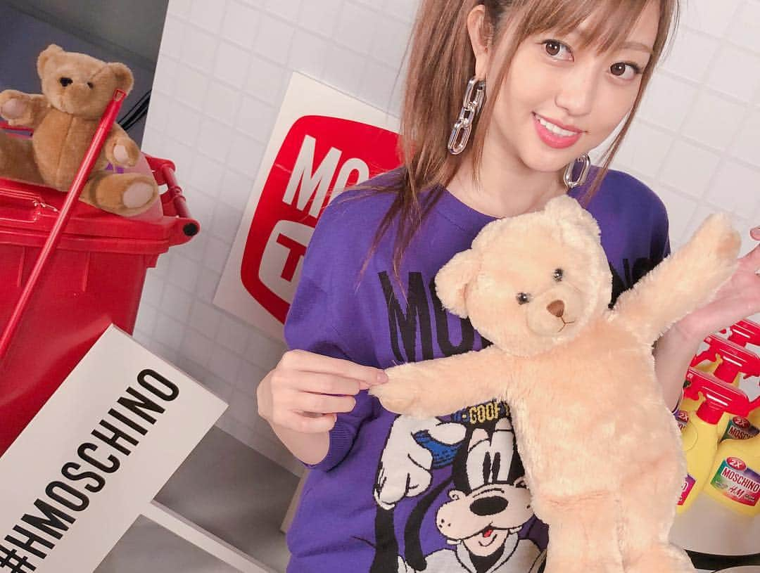 菊地亜美さんのインスタグラム写真 - (菊地亜美Instagram)「・ みんなで #hmoschino コーデ🤤💕 なんかすごい有名な方に会えた。 最後の動画見てね📽 @joy.official  #hm #hmoschino #moschino」11月6日 22時43分 - amikikuchi0905