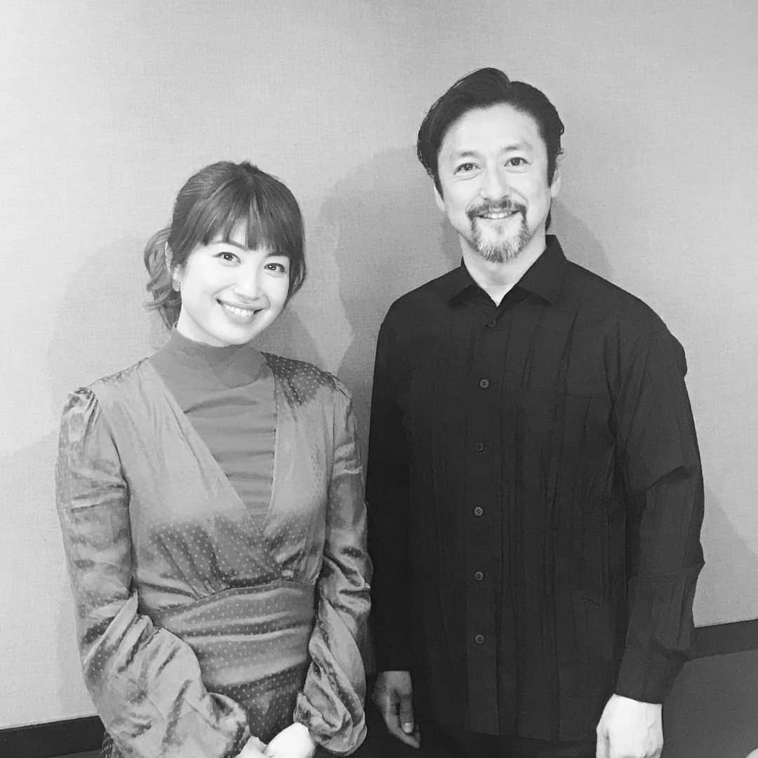 村治佳織さんのインスタグラム写真 - (村治佳織Instagram)「With musical singer Kanji Ishimaru.  前回のクラッシ一リビングのお客様は、ミュージカル俳優、役者、そして司会と幅広く、ご活躍の石丸幹二さんでした！ 「題名のない音楽会」には、いつもゲストとしてお招きいただいて、質問をお受けする側ですが、今回はたっぷり石丸さんのお話を伺えてとても楽しかったです。  今月は、また‘題名のない～’の収録でお世話になる予定です。(放送はまだ先です ) #地域によっては #radikoでお聴きいただけます」11月6日 23時07分 - kaorimurajiofficial