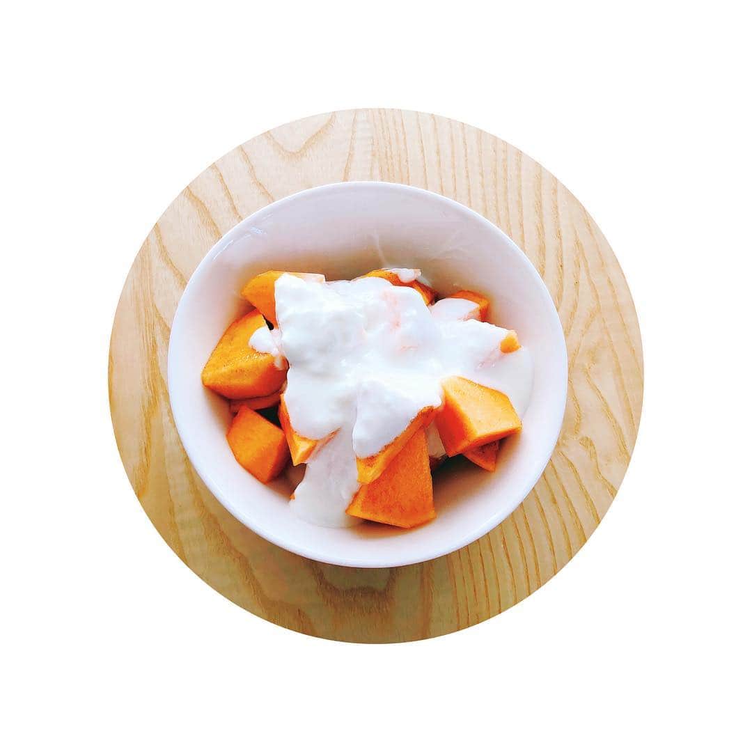 岡本玲さんのインスタグラム写真 - (岡本玲Instagram)「. 母から送ってもらった和歌山の柿。 柿ってこんなに美味しいんだと、 大人になってからびっくりしてます。 すごく甘いので、 小さめに切って 無糖ヨーグルトをかけて 食べるのが好きです。 . 昔フィンランドで買った ARABIAのムーミンのお皿で🌳」11月6日 23時30分 - rei_okamoto
