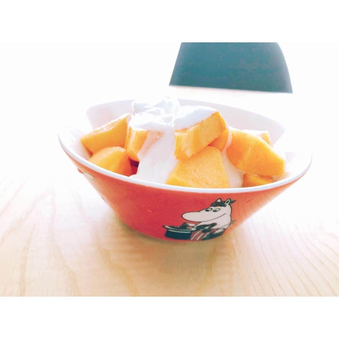 岡本玲さんのインスタグラム写真 - (岡本玲Instagram)「. 母から送ってもらった和歌山の柿。 柿ってこんなに美味しいんだと、 大人になってからびっくりしてます。 すごく甘いので、 小さめに切って 無糖ヨーグルトをかけて 食べるのが好きです。 . 昔フィンランドで買った ARABIAのムーミンのお皿で🌳」11月6日 23時30分 - rei_okamoto