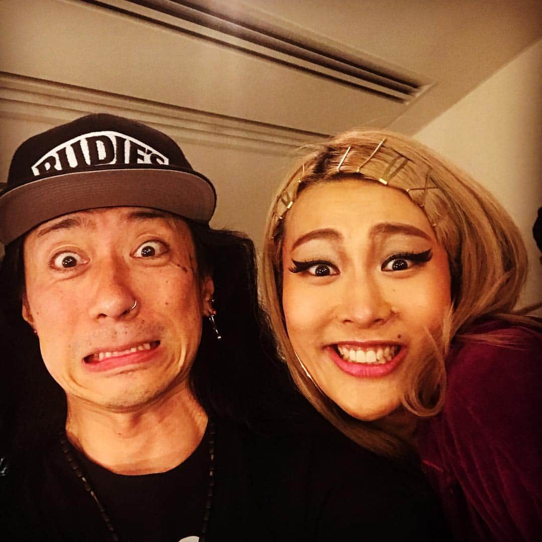 のインスタグラム：「w/ KIRA !!! 彼女が噂のナニワなグランデ❤️ JTとのコラボ曲で、最高のパフォーマンスをありがとう！！！ @kirarhy #ビルボードライブ大阪 #goemon」