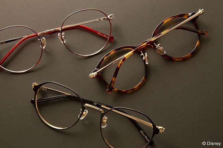 Zoff Officialのインスタグラム：「ミッキーマウスのスクリーンデビュー90周年を祝うプレミアムシリーズ『Disney Collection Created by Zoff “Mickey’s Hands Series”」（ディズニー コレクション クリエイテッド バイ ゾフ “ミッキーハンズシリーズ”）を、全国の店舗（アウトレット除く）にて11月16日（金）に発売いたします。これに先駆け、Zoff公式オンラインストアでは11月2日（金）より先行発売中です。  #Zoff #ゾフ #メガネ #アイウェア #eyewear #Disney #ディズニー #ミッキーマウス #mickeymouse」