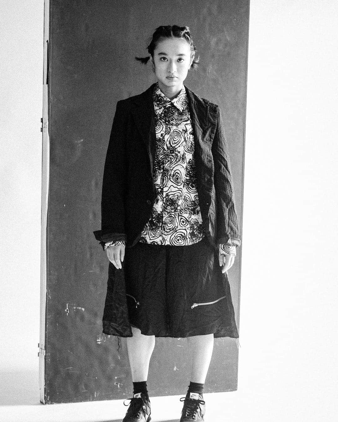 The Fashion Postさんのインスタグラム写真 - (The Fashion PostInstagram)「#THELOOK Starring #MugiKadowaki In #BLACKCommedesGarçons  モノトーンのグラフィカルなシャツを主役にしたギャルソン流フォーマルスタイルをお届け。足元は Nike (ナイキ) とのコラボレーションスニーカーでパンクに仕上げて！  Model #MugiKadowaki Photographer #HarumiObama Stylist #KojiOyamada Hair & Makeup #TomomiFukuchi  #止められるか俺たちを #CommedesGarcons #Nike #コムデギャルソン #ギャルソン #ReiKawakubo #川久保玲 #JapaneseActress #TFP #TheFashionPost」11月6日 16時00分 - tfpjp