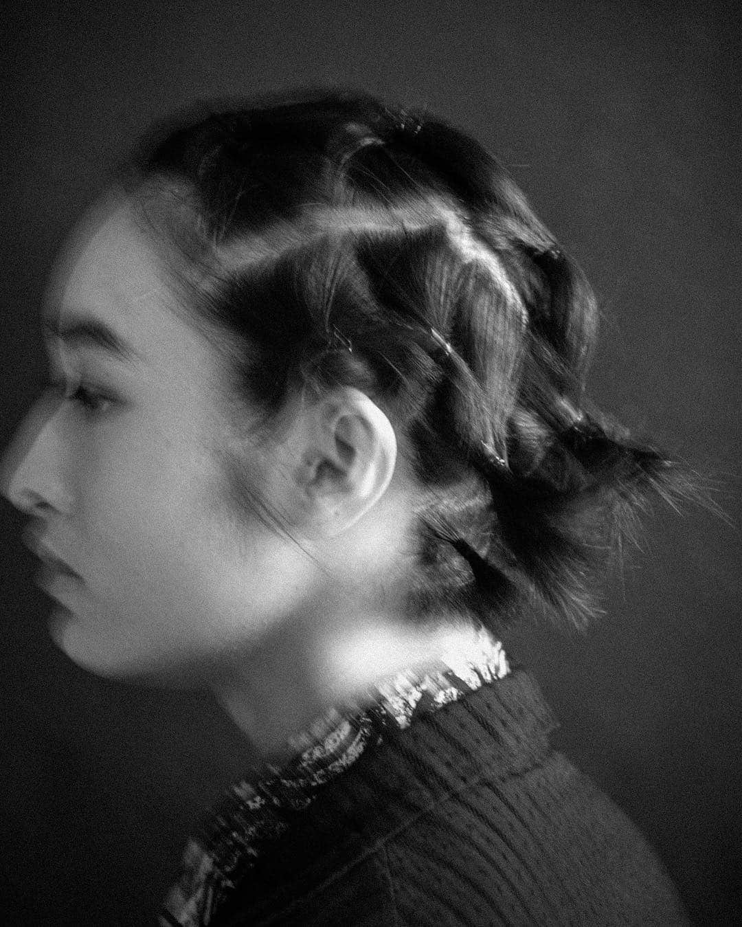 のインスタグラム：「#THELOOK Starring #MugiKadowaki In #BLACKCommedesGarçons  モノトーンのグラフィカルなシャツを主役にしたギャルソン流フォーマルスタイルをお届け。足元は Nike (ナイキ) とのコラボレーションスニーカーでパンクに仕上げて！  Model #MugiKadowaki Photographer #HarumiObama Stylist #KojiOyamada Hair & Makeup #TomomiFukuchi  #止められるか俺たちを #CommedesGarcons #Nike #コムデギャルソン #ギャルソン #ReiKawakubo #川久保玲 #JapaneseActress #TFP #TheFashionPost」