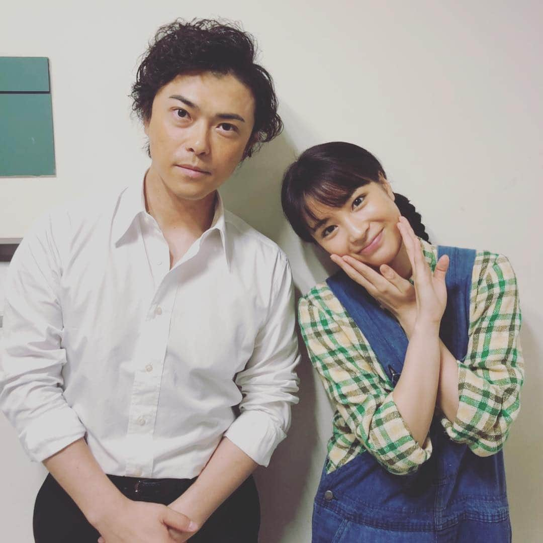 勝地涼さんのインスタグラム写真 - (勝地涼Instagram)「#なつぞら #いだてん スタジオとなり🤝 広瀬すず  オーバーオール似合う女優No.1💃 チェックのシャツ似合う女優No.1💃 あーおにぎり持たせたい女優No.1🍙  俺はもう制服きつい。。🤷‍♂️」11月6日 16時19分 - ryo.katsuji.official