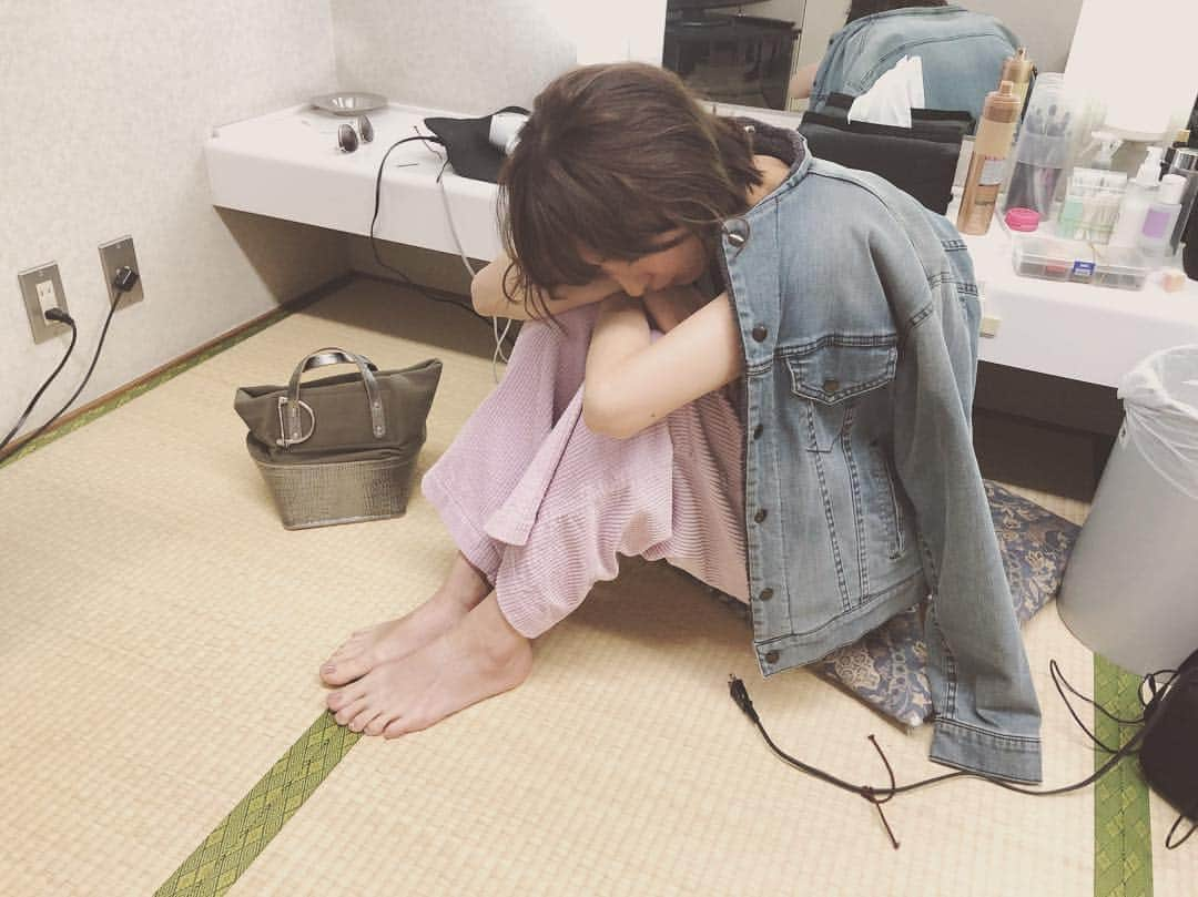 篠田麻里子さんのインスタグラム写真 - (篠田麻里子Instagram)「寝🤣🤣 どこでも寝る🤣 #楽屋#暇があれば寝る女」11月6日 16時08分 - shinodamariko3