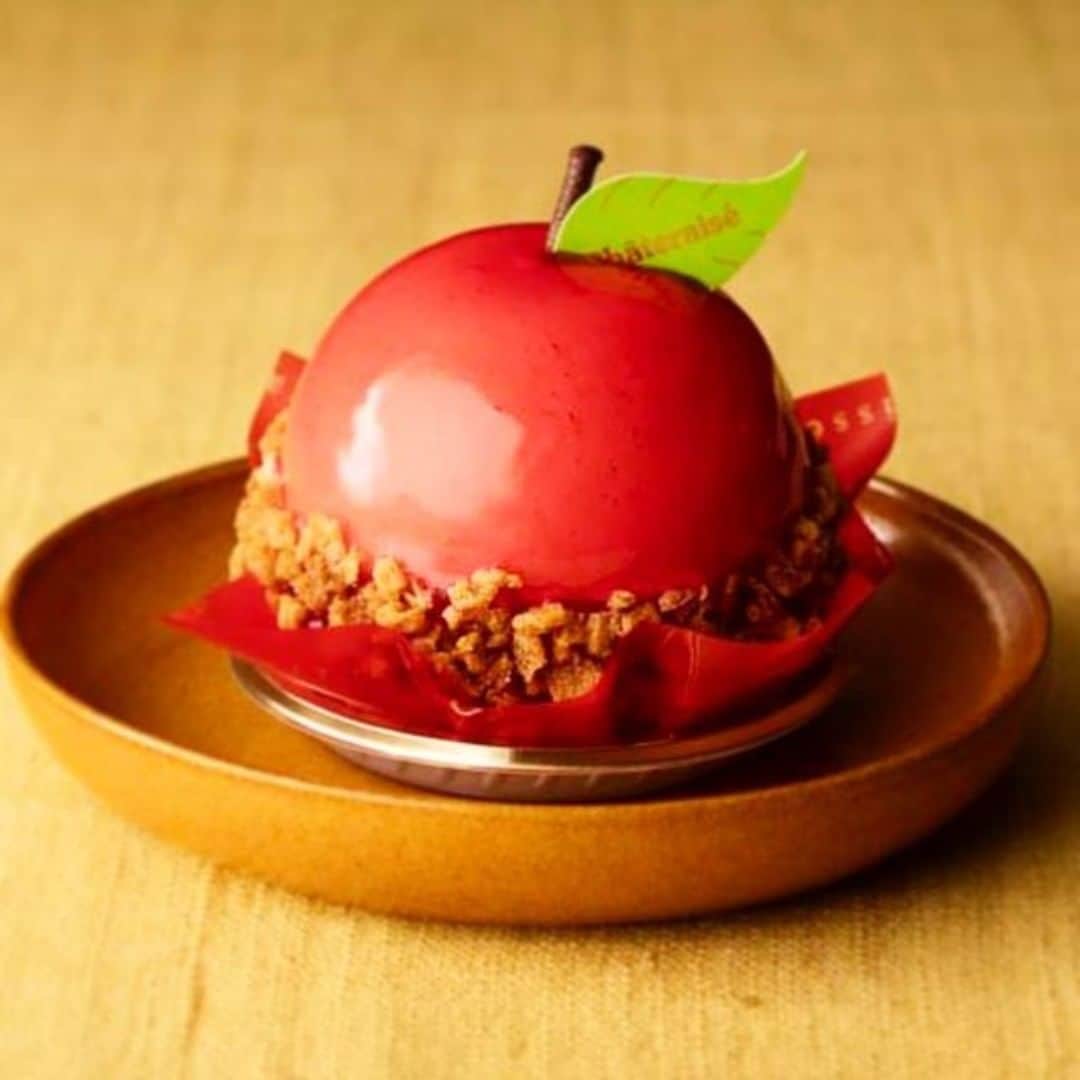 シャトレーゼ Chateraiseさんのインスタグラム写真 - (シャトレーゼ ChateraiseInstagram)「真っ赤なりんごをモチーフにした、りんごのケーキ。 りんごのムースにみずみずしい「ふじ」を入れ、アーモンドタルトと合わせました。 #シャトレーゼ #Chateraise #りんご #リンゴ #アップル #ふじ #ケーキ #cake #スイーツ #デザート」11月6日 16時26分 - chateraise.jp