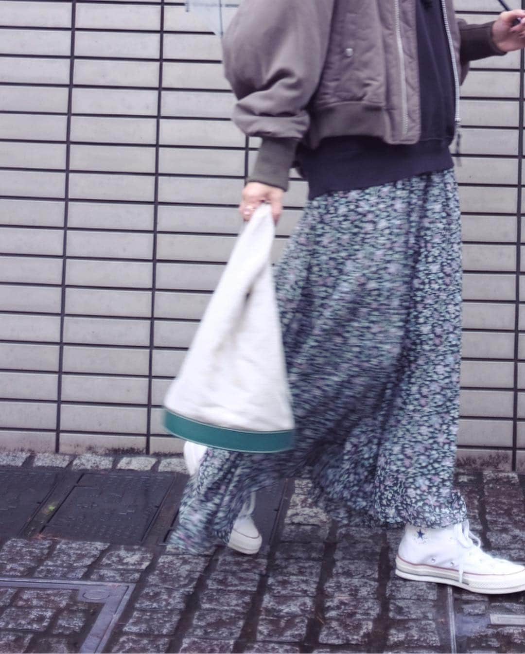 優木まおみさんのインスタグラム写真 - (優木まおみInstagram)「私服。  ジャケット converse tokyo パーカー AURALEE スカート Isabel Marant Étoile 靴 converse バッグ CARVEN  雨が降ってましたね。  今日はすくすく子育ての収録でした。  収録で可愛い子供たちに会うと、早く娘達に会いたいって毎回思います。  今夜の夕食は、昨日から長女が唐揚げとポテトサラダとトマトとリクエストしてくれてるので、献立考えなくていいから助かる。  それに今夜はパパが休みの火曜だから、お迎えもパパにいってもらえる日でよかった。  さあ、夕食の準備しよっと。  #私服 #fashion  #ジャケット  #conversetokyo  #パーカー  #auralee  #スカート  #isabelmarantetoile  #靴  #converse  #バッグ #carven #今日の服  #今日のコーデ  #wear更新  #すくすく子育て  #eテレ」11月6日 16時56分 - yukimaomi