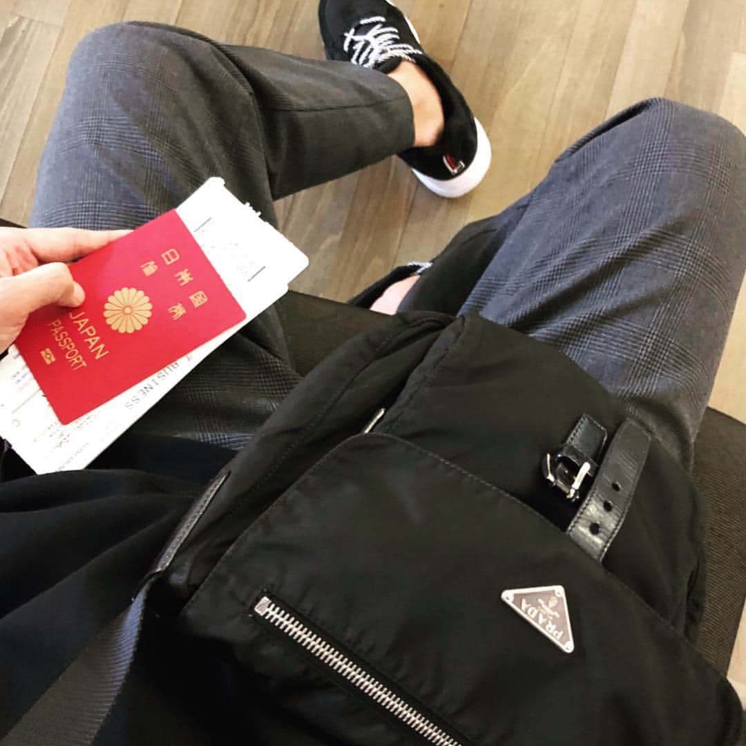 tky1098のインスタグラム：「✈️⇨🇯🇵 #prada #fila #uniqlo #uniqlolifewear」