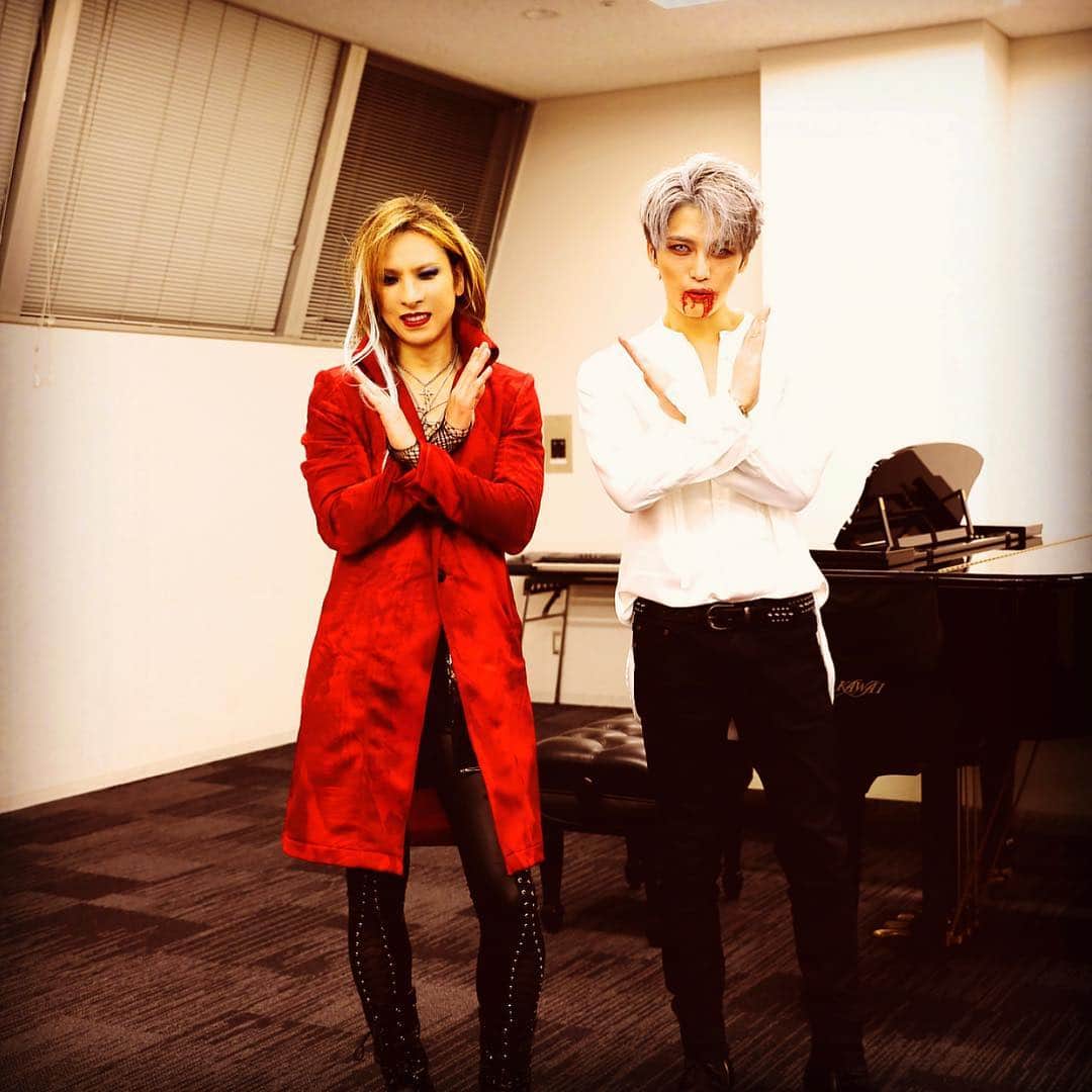 のインスタグラム：「Nice meeting you at the #halloween concert. CD ありがとう! @jj_1986_jj #jj #jaejoong #X #yoshiki #backstage」