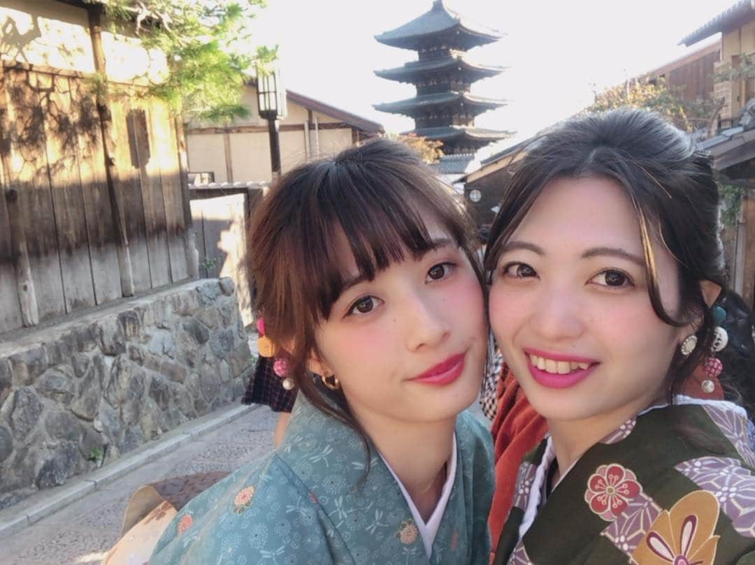 立澤香奈さんのインスタグラム写真 - (立澤香奈Instagram)「まだする！ 京都の投稿🤪 せっかくたくさん撮ったから 載せるのだ。 #かなとみむの小旅行 #1枚目 #どこかわからない #2枚目 #後ろに見えるのは #八坂の塔 #3枚目 #八坂庚申堂 #みむの赤い花 #どこいった #京都 #着物 #kyoto #kimono」11月6日 19時15分 - kana_tatsuzawa