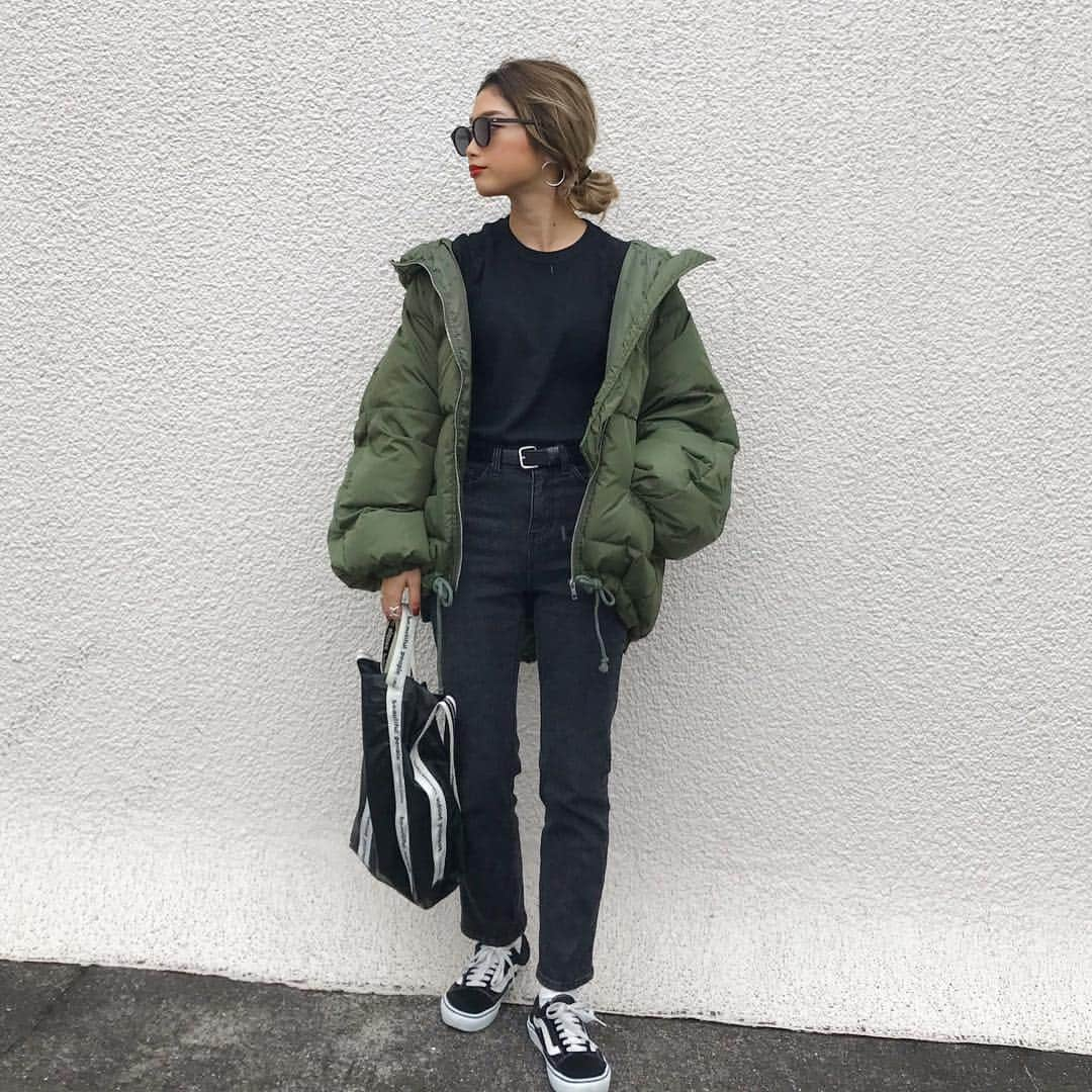 yuikoさんのインスタグラム写真 - (yuikoInstagram)「. お待たせしました🌿 @flugge_official  Tony down jacket再入荷です😌 想像以上のご注文数なので、今回もお早めのご購入をおススメ致します🙇‍♂️ . ハイトーンはダークトーンのコーデに映えるね👩🏼 Tonyちゃんカーキもかわいい☺️💞 . outer/bottom @flugge_official  bag @beautifulpeople_officialsite . #flugge#fluggesnap#flugge_official#ootd#outfit#code#instafashion#instagood#fashion#style#cordinate#denim#casual#beautifulpeople#ファッション#コーディネート#カジュアルコーデ#モノトーン#ダウン」11月6日 19時14分 - _yuiko__