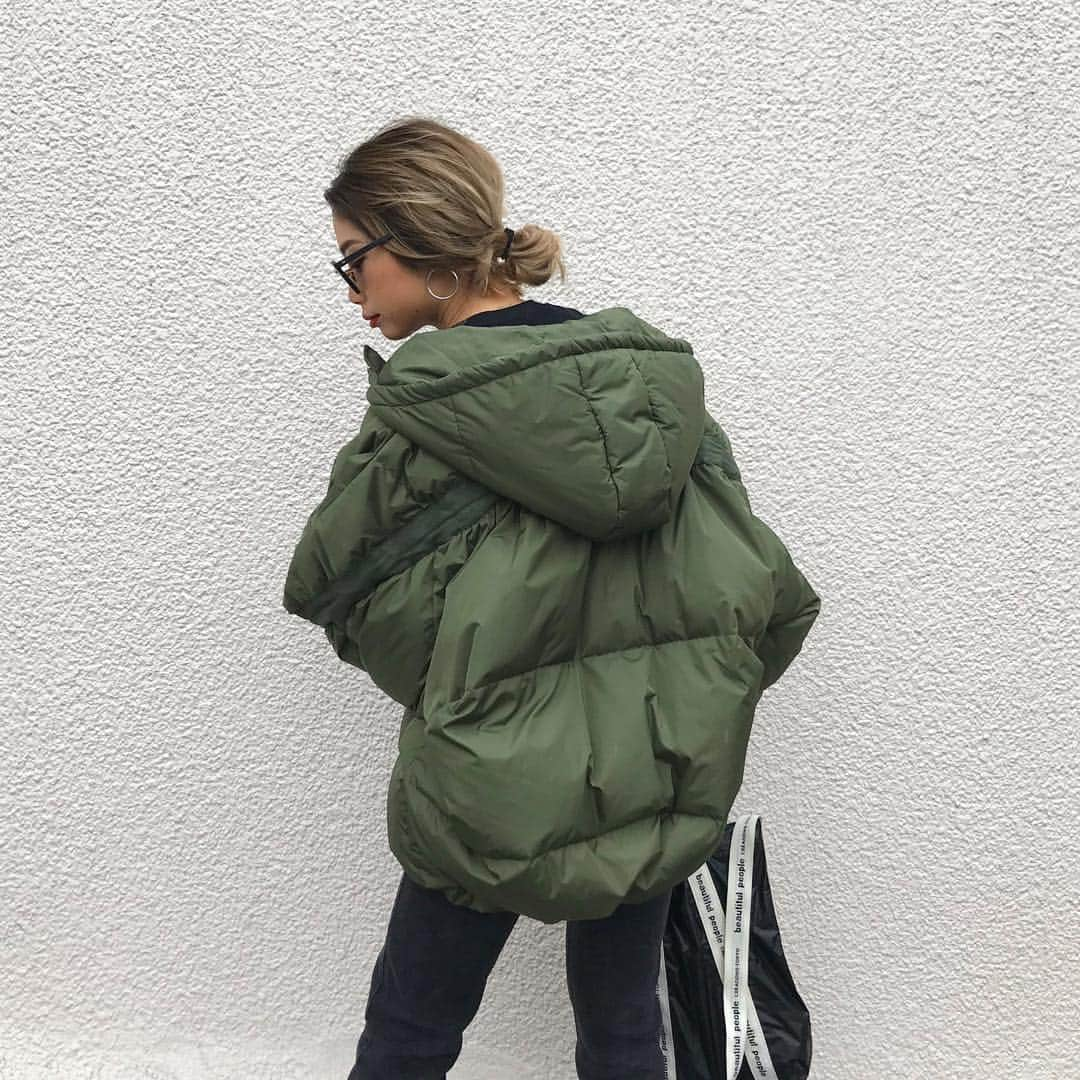 yuikoさんのインスタグラム写真 - (yuikoInstagram)「. お待たせしました🌿 @flugge_official  Tony down jacket再入荷です😌 想像以上のご注文数なので、今回もお早めのご購入をおススメ致します🙇‍♂️ . ハイトーンはダークトーンのコーデに映えるね👩🏼 Tonyちゃんカーキもかわいい☺️💞 . outer/bottom @flugge_official  bag @beautifulpeople_officialsite . #flugge#fluggesnap#flugge_official#ootd#outfit#code#instafashion#instagood#fashion#style#cordinate#denim#casual#beautifulpeople#ファッション#コーディネート#カジュアルコーデ#モノトーン#ダウン」11月6日 19時14分 - _yuiko__