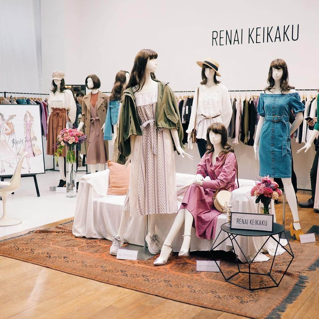 RENAI KEIKAKUさんのインスタグラム写真 - (RENAI KEIKAKUInstagram)「. . RENAI KEIKAKU 2019 spring & summer Exhibition. . 'BLOOMING NOSTALGY' . . #renaikeikaku #ren #REN #展示会 #2019spring #2018summer #sweet」11月6日 19時13分 - renaikeikaku_official