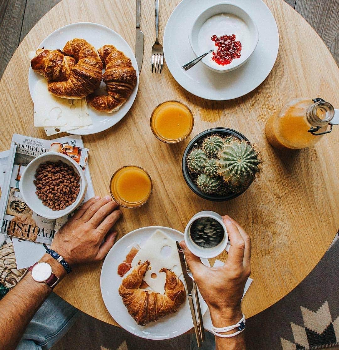 Top Dog Photoのインスタグラム：「TOP Barcelona 🥘 @chicandbasichotels 📷 por @andrechaica •  #topbarcelonaresto Visita la galería de nuestro artista destacado para conocerlo y darle cariño !! Look at the featured gallery to share the L❤️VE #communityfirst」