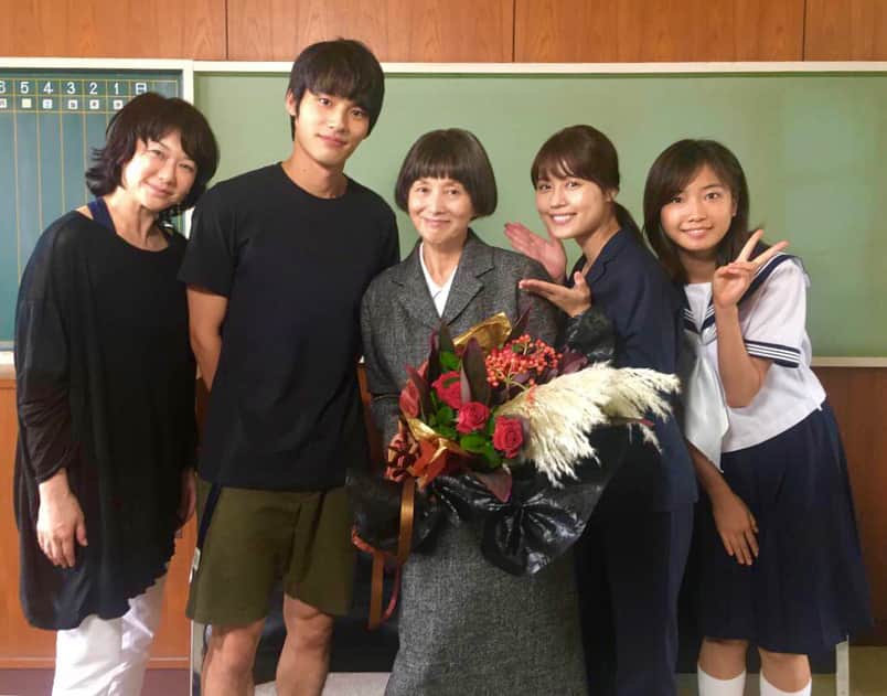 のインスタグラム：「今夜22時から！ 「中学聖日記」第5話。  塩バアは一応今夜で最後ということには  なりますが、、、 #中学聖日記 #TBS系 #22時 #有村架純 #岡田健史 #夏川結衣 #小野莉奈 #塩パァ #NATSUKIROCK #marinatsuki #夏木マリ」