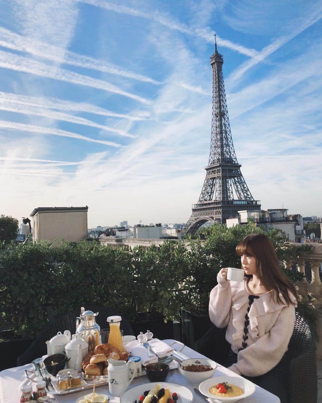 小嶋陽菜さんのインスタグラム写真 - (小嶋陽菜Instagram)「🖤beautiful place💗  飛んできた蜂にびびっているところです🙁2枚目はガン見🐝🐝 #paris #eiffeltower  #🇫🇷 #🥐」11月6日 20時09分 - nyanchan22