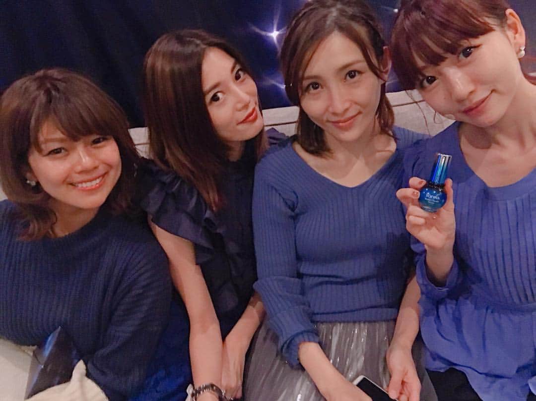 のインスタグラム：「この前、ブルーのドレスコードで、ソフィーナさんの新商品、「ビューティアウ ェイクセラム」の発表会イベントに参加させて頂きました💙そこで初めましての 聖南さん！綺麗すぎて感動した😭✨仲良しのはあちゅうとクロちゃんも一緒にわい わいと🙌🏻 その場でお化粧落として、早速使ってみたんだけど、お肌にうるおいのベールが 張られるような感覚でとっても良い！！！！月下香の花の良い香りに癒されまし た☺️数量限定で、今日からオンライン先行発売開始なんだって！！！！ @beautyawakeserum_jpのトップのURLから購入できるよ！私もまた2週間後に使い心地をアップします…♥️ #月下の輝き#ソフィーナビューティアウェイクセラム#月下香 #あいのり #テラスハウス #桃クロ #ソフィーナPR#SOFINA#ソフィーナ」