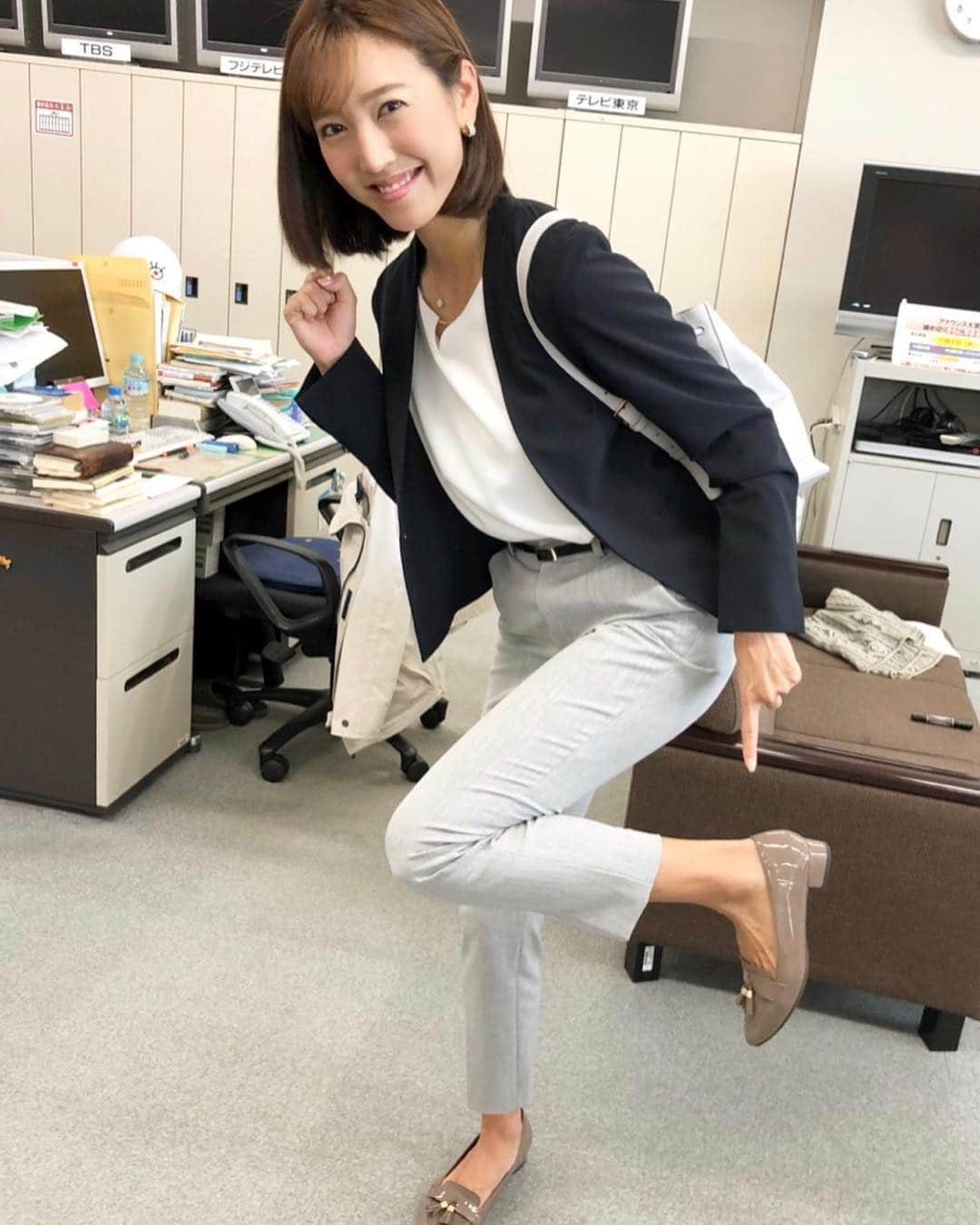 フジテレビアナウンサーのインスタグラム：「先月髪を切って、最近はキリリとしたsuits姿を度々見かける小澤ちゃん🤩 プライムニュースイブニングのフィールドキャスターを担当しているからなんです❣️ アナウンス室で声をかけると、外まわり用のペタンコ靴にリュックをお茶目にアピール😍 どこに出動するか分からないニュースの現場取材。緊張するよね。 頑張れぇ📣😆‼️ #小澤陽子 #フジテレビアナウンサー #プライムニュースイブニング  ちなみに💖 #フジテレビ女性アナウンサーカレンダー2019 #OURSEASONS では… ⇦👆 こんな感じのバカンススタイルでとびきり素敵な笑顔を見せてくれてまーす😍 #カレンダーオフショット」