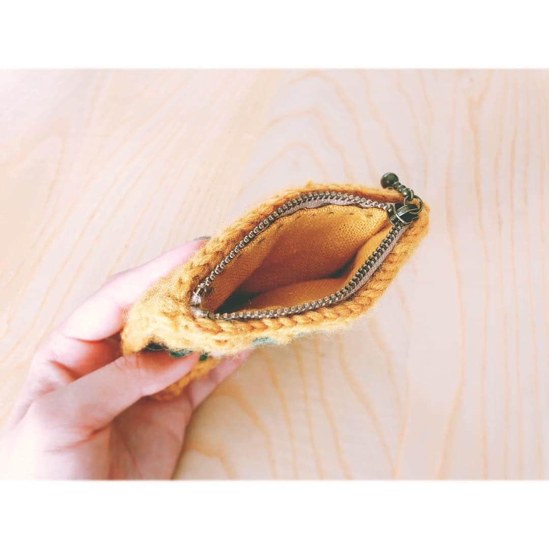 岡本玲さんのインスタグラム写真 - (岡本玲Instagram)「. 毛糸の小銭入れ。 ○にしようかな、 ◻︎にしようかな、 って迷った結果 ファスナー付けやすい方を。 手作り感満載🌻 #handmade #knit」11月6日 20時56分 - rei_okamoto