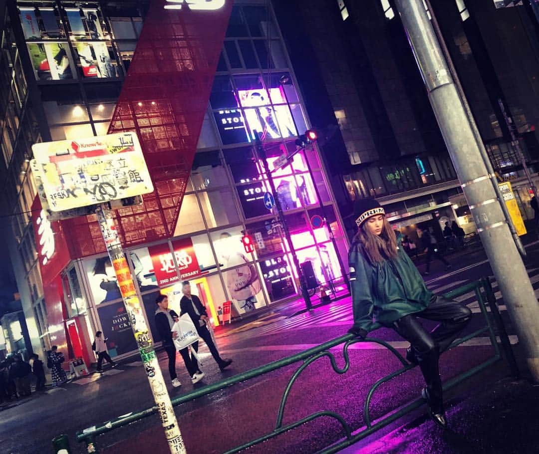 ハンナ・クインリヴァンさんのインスタグラム写真 - (ハンナ・クインリヴァンInstagram)「Raining night in Tokyo! #ootd #raining」11月6日 20時58分 - hannah_quinlivan