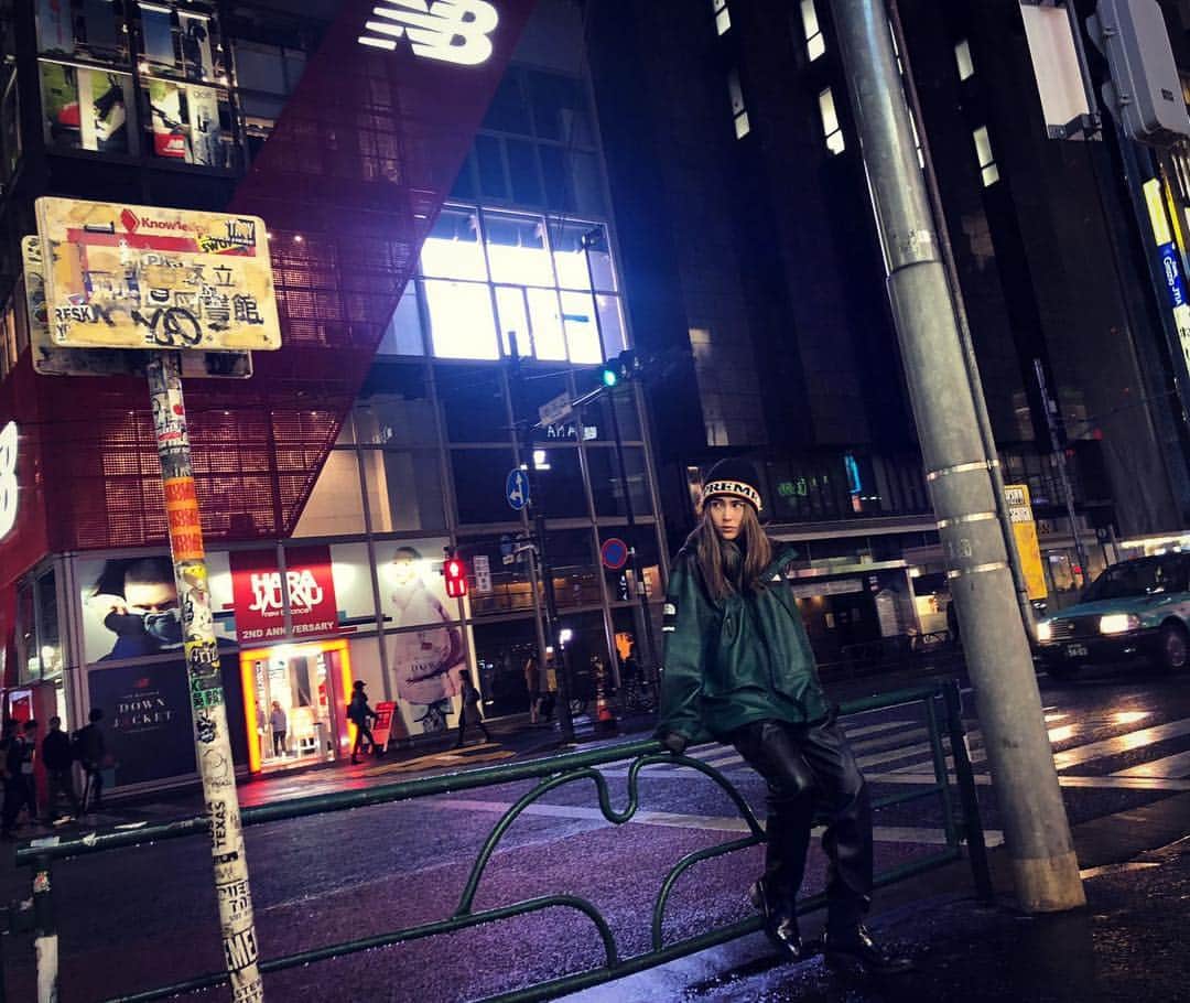 ハンナ・クインリヴァンさんのインスタグラム写真 - (ハンナ・クインリヴァンInstagram)「Raining night in Tokyo! #ootd #raining」11月6日 20時58分 - hannah_quinlivan