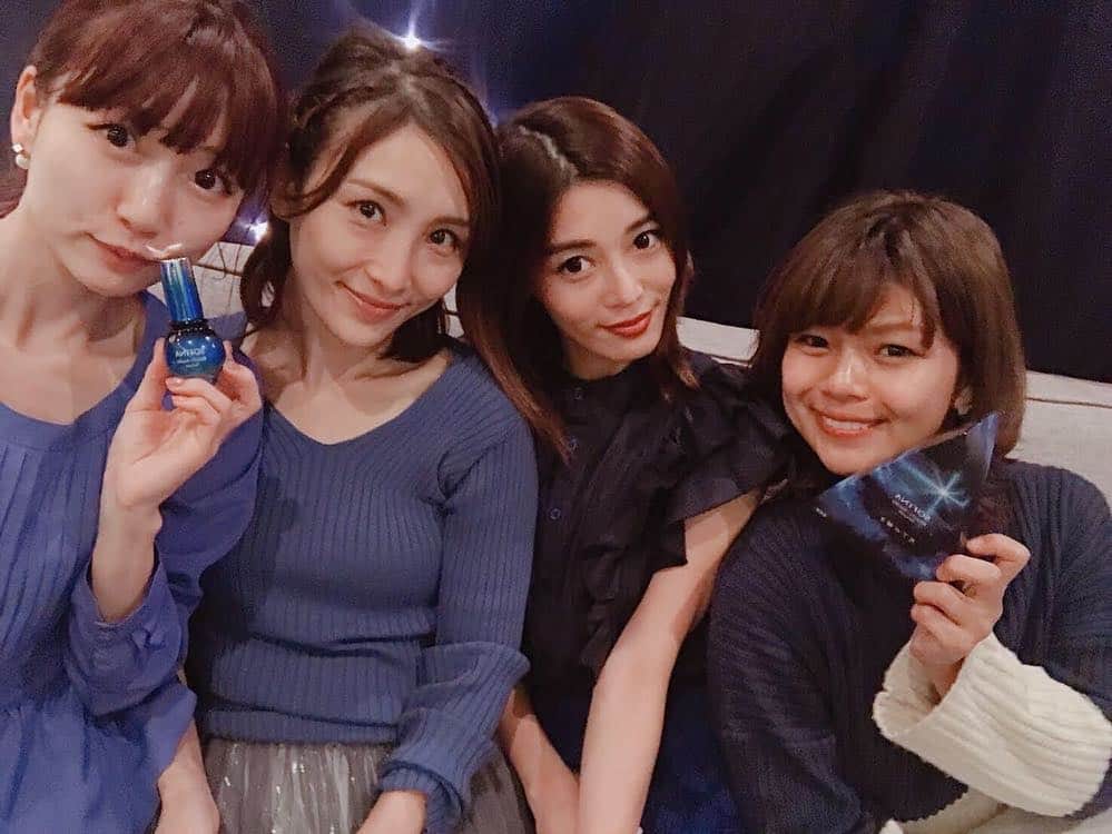のインスタグラム：「先日のインスタライブ見てくれた方ありがとうございます☺️💓💓 久しぶりのライブ、温かいコメントたくさんでメチャ嬉しかった♡  そう、あの青いドレスコードで集まっていた日♡ ソフィーナさんの " Beauty  Awake Serum"  @beautyawakeserum_jp の発売を記念して行われたイベント「月下香夜会」へ行ってきました🌔🥂 雰囲気たっぷりな幻想的なホテルの一室で、 桃 @momo.official  はあちゅう @ha_chu  聖南さん @seina4444 と、BeautyAwakeSerum の香りを体験したり、実際にテクスチャーを試してみたり、イメージしたお食事 を体験したり、とっても贅沢で楽しい時間を過ごさせてもらいました😊  すでにネットでは予約をスタートしているこちら、なんと、数量限定‼️というこ とでクリスマスコフレ🎄としてプレゼントにも最高💕今日からオンライン先行販売開始ですよ！！ パッケージも三角形で珍しくとっても美しいし、インスタライブのみんなとパートナーにおねだりしちゃおうって盛り上がりました♡ これからの季節にピッタリの美容液です☺︎ 私は本当にこの香りが大好き✨この美容液は公式アカウントトップURLから詳細見ることが出来るよ😆💕また2週間後に使用感レポします✏️. . #女子会 #ホテル女子会 #bluenight #大人コフレ #一番最後に塗る美容液 #保湿 #新商品 #新発売 #月下の輝き #beautyawakeserum #クリスマスコフレ #ソフィーナビューティアウェイクセラム #月下香夜会 #好きな香り #美容液　#ソフィーナPR  #月下香 #SOFINA #ソフィーナ #桃クロ #はあちゅう #あいのり #テラスハウス」