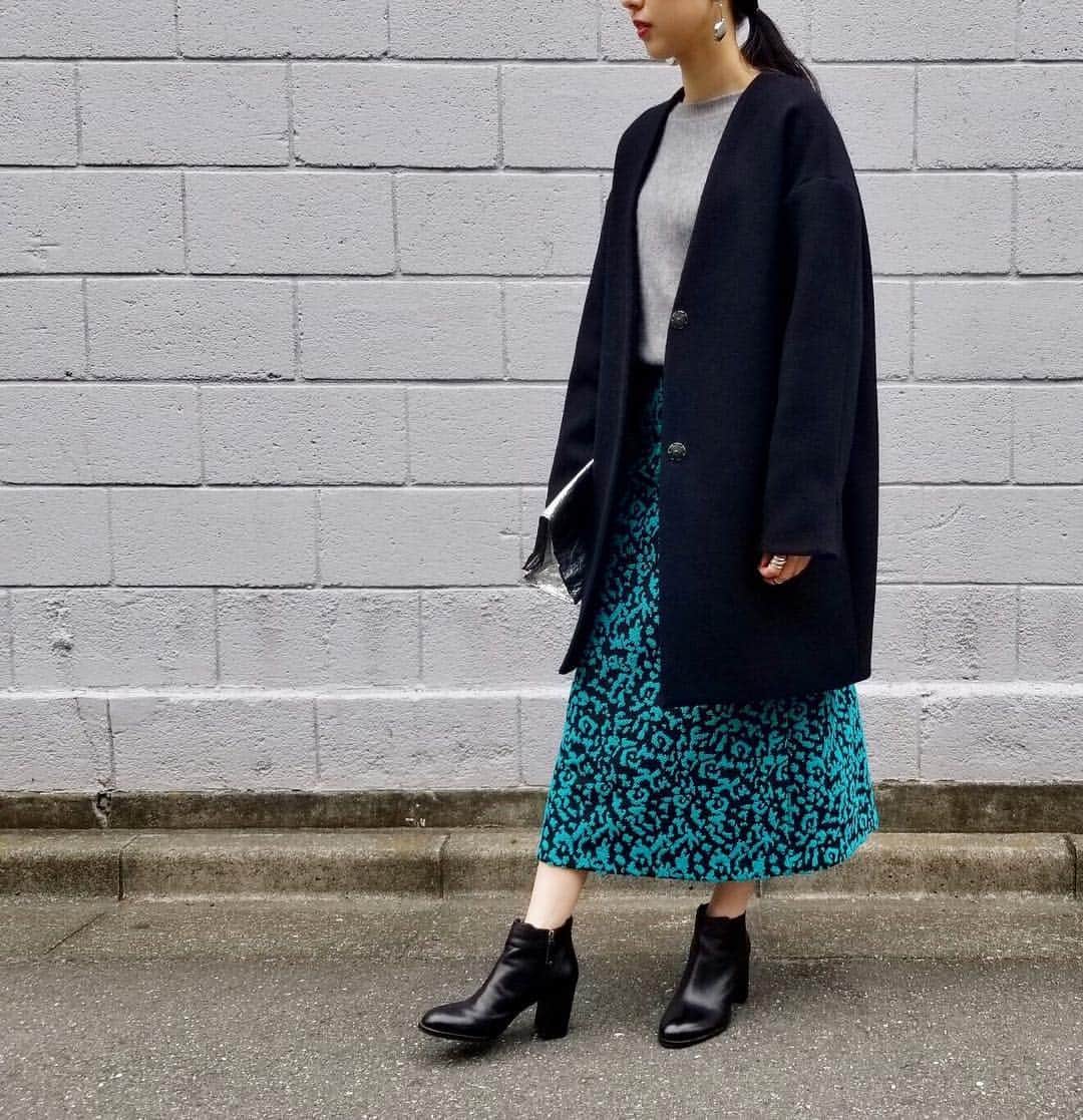 vega_instaのインスタグラム：「new arrival " minimal wool coat " ¥43,000 + tax recommend item "  jacquard skirt "¥22,000 + tax "raccoon knit " ¥20,000 + tax  上質ウールのミニマルコートで、絶妙な抜け感とバランスが完成。ネオングリーンが目を引くレオパードジャガードは、桐生の産地で織られたオリジナルマテリアル。  #vega #fashion #trend #2018winter #wool #coat  #jacquard #skirt #knit #newarrival #recommend」