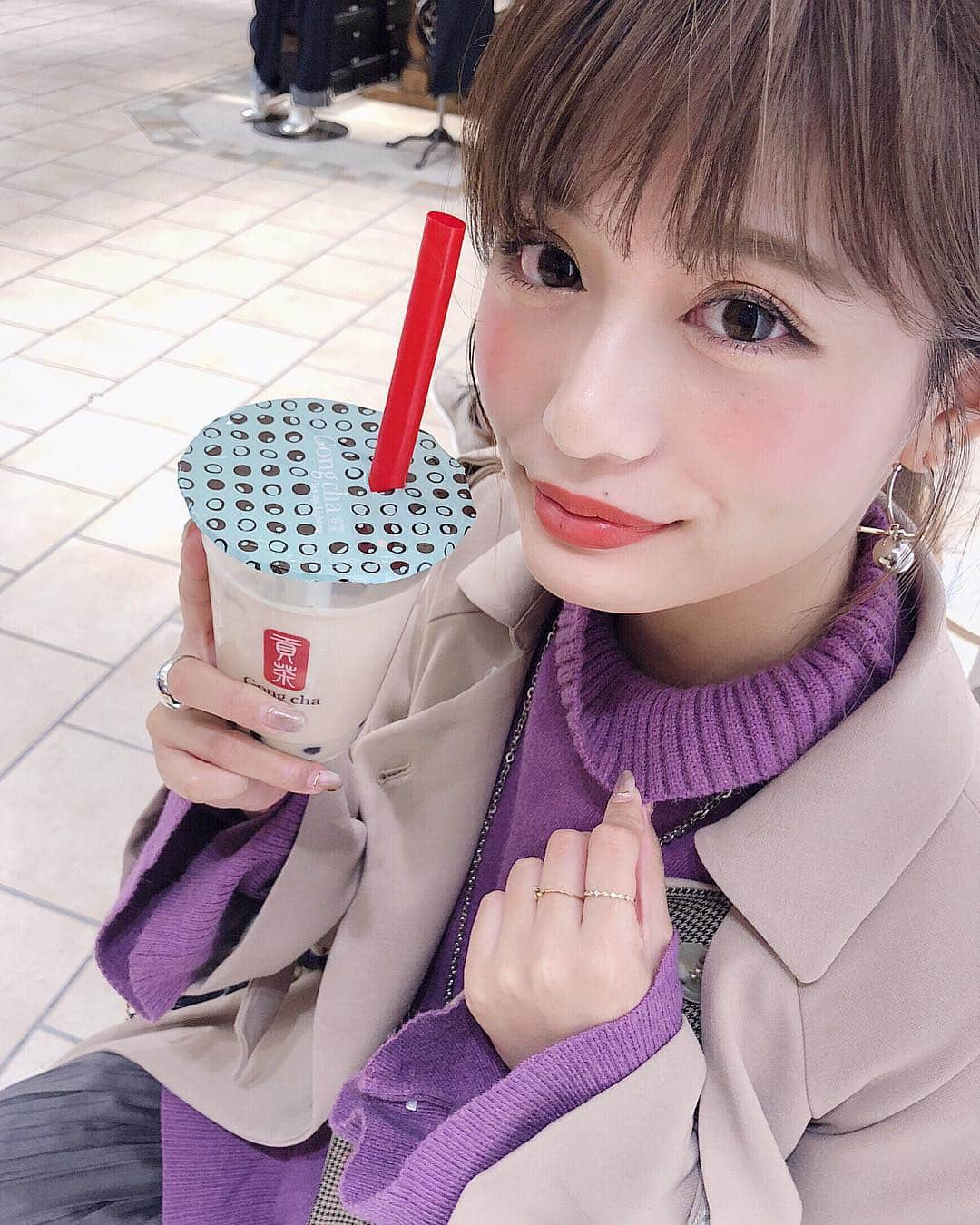 伊藤実祐さんのインスタグラム写真 - (伊藤実祐Instagram)「. . 毎日 TTT ( タピタピタイム )したい ● ● ● . 🙊💓 . ゆーて２日に1回ペースでしてる。w . だいぶ中毒性ありやわ。 . . この日のみゆ、何かが違う。 さて、なんでしょーか？💁🏻‍♂️🥑 . 正解者にはタピオカ1杯サービス💯💯💯 #嘘 . . #TTT #タピタピタイム #タピオカ #タピオカミルクティー #ゴンチャ #gongcha #モデル #TOKYOcreatist #JETs👣 #伊藤実祐 #いとうみゆ #みゆちゃい . . 明日はタピタピ部長 @128yukinco とTTT🥤💓 . 次長 @rabichepow.chihiro 課長 @わたし 平社員 @krk_818 ( あと2タピで主任へ昇格 ) . ※ のっかった順であります。笑 ♥︎ . みんなからのTTTダグつけも日々届く🙆🏼‍♂️ﾀﾋﾟ .」11月6日 21時32分 - miyu.61