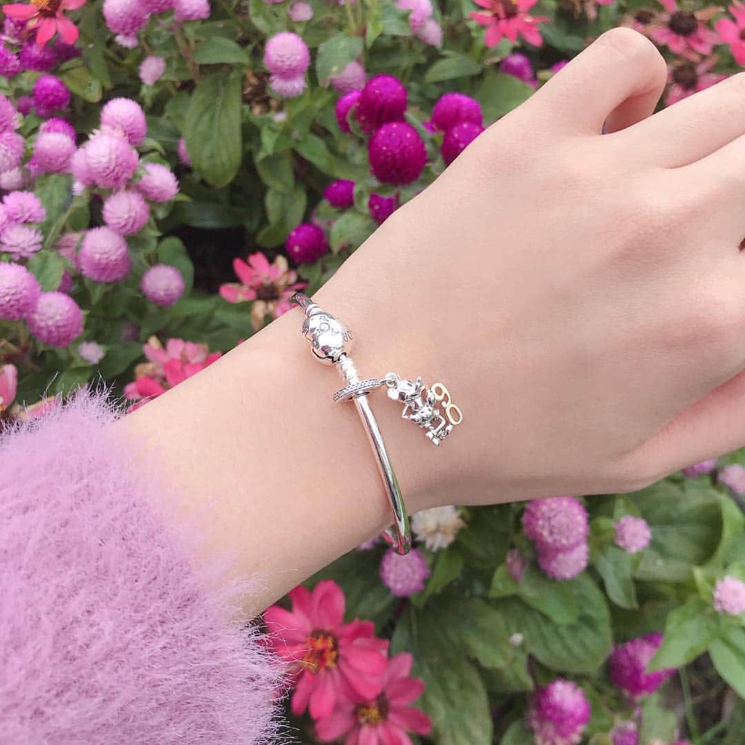のインスタグラム：「. . PANDORA × ミッキーマウス90周年アニバーサリーチャーム🐭💓 @theofficialpandora . . ミッキーがアニバーサリーナンバーの90といっしょにポーズをとってるの💕 限定のダングルチャームかわいすぎる〜😍 華奢なデザインだから、 どんなお洋服にも合わせやすいっ👗✨ . . #Mickey90 #disneyxPANDORA #PANDORA #Mickey #MickeyMouse #ミッキー #ミッキーマウス #パンドラジュエリー #PR #限定 #アクセサリー #ブレスレット #チャーム #90周年」