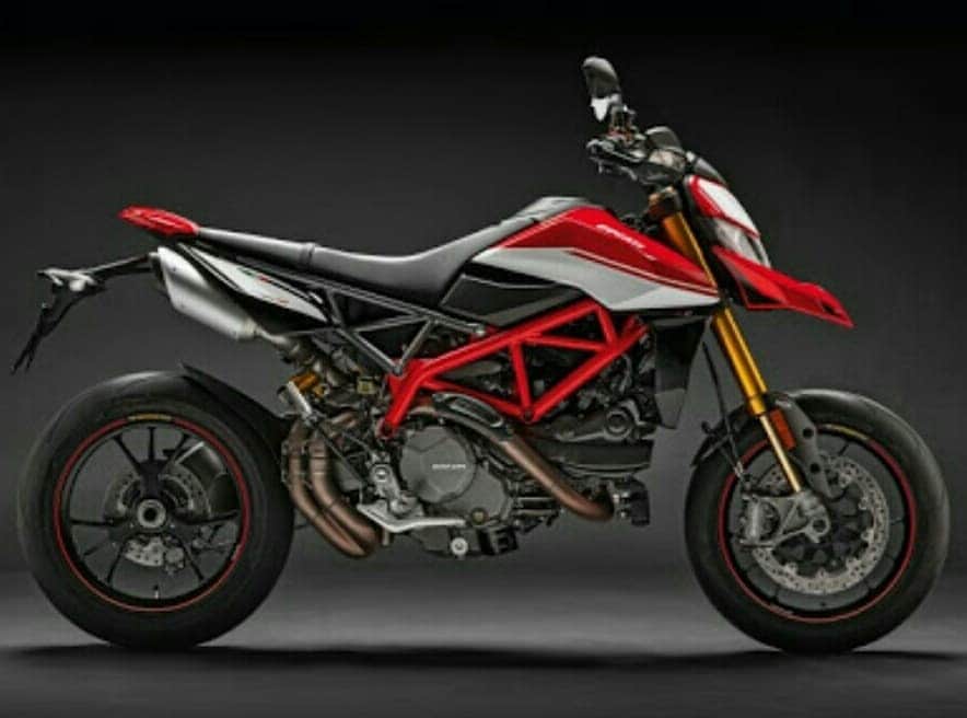 のインスタグラム：「ドゥカティの2019年モデルが発表されました。新しいハイパーモタードに既視感あるなと思ったら昔欲しかったアプリリアのドルソデューロだ。 そのドルソデューロも初代ハイパーモタードの影響受けてただろうから一周しちゃってます。  #hypermotard2019 #hypermotard950 #ducati2019 #apriliadorsoduro #dorsoduro」