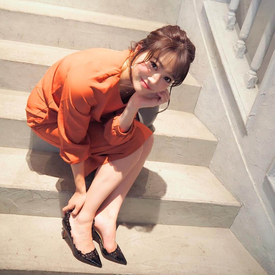のインスタグラム：「おはよん☺️💕 . こないだ好評だったオレンジセットアップコーデ🤭❤️🙌 . その時のパンプスは  @drizella_anastasia のフラワーカットアウトパンプス💕👠 . サイズ展開が豊富なので、足のサイズが大きな私でも気兼ねなくデザインを選べるからうれしい😍🙌💕 . シンプルだけどディテールが可愛くてエレガントだから一気に大人女子に変身できちゃったよ😍💕✨ . しかも歩きやすいからとっても良かった〜😍💕 . なんか靴を履いてる仕草って無防備でフェチ人もいるみたいね😘💕 . 意外とモテ仕草かも🤭🤭💕 . 綺麗な素敵なパンプスを履いて、いろんなところにお出かけ行きたいな🤔💕👠 . 今日も1日がんばりましょ💕✨ . #パンプス #大人カジュアル #ファッション #DriAnaShoes #PR #今日のコーデ #outfit #ootd #シンプルコーデ #fashion #coordibnate #instafashion #code #コーデ #コーディネート #happy #smile #friends #お出かけ #通勤 #通勤コーデ #ol #girl #elegant #sexy #セクシー #エレガント #大人女子 #black」