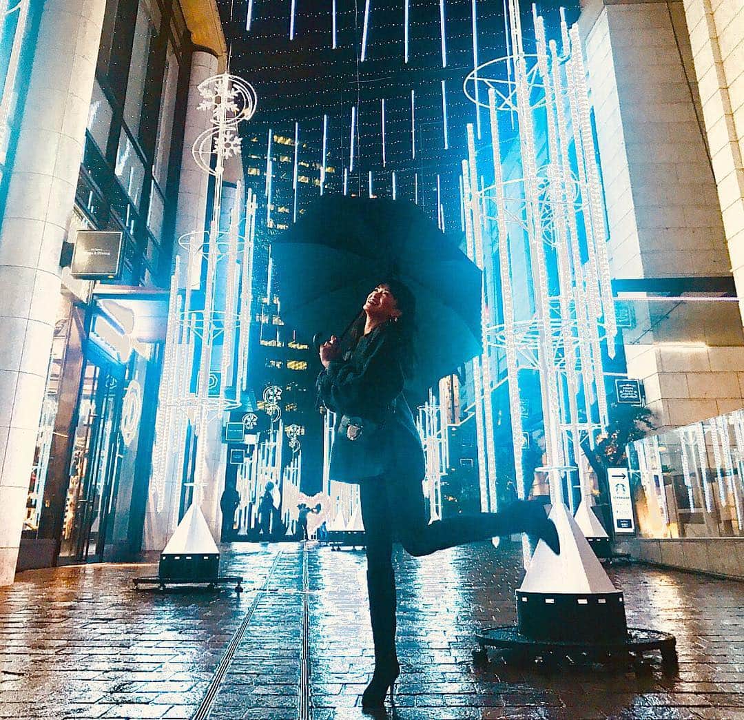 のインスタグラム：「・ ・ イルミネーションの季節 もうすぐクリスマス🎄ですね🎅 ・ サンタさん来てね💜笑 ・ ・ #november#december#christmasiscoming#santaclaus#marypoppins#rainy#akasaka」