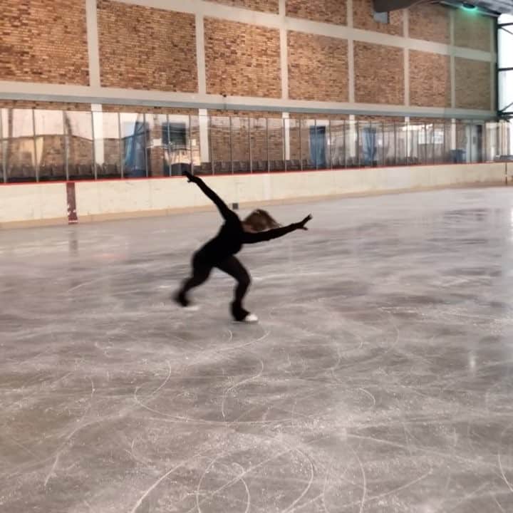 イェニー・サーリネンのインスタグラム：「Rokaten ensimmäisiä kisoja kohti🎸 Koreografi: Mark Pillay Yhteistyössä:  @teamsportia10  @primatampere  @skateshophelsinki」