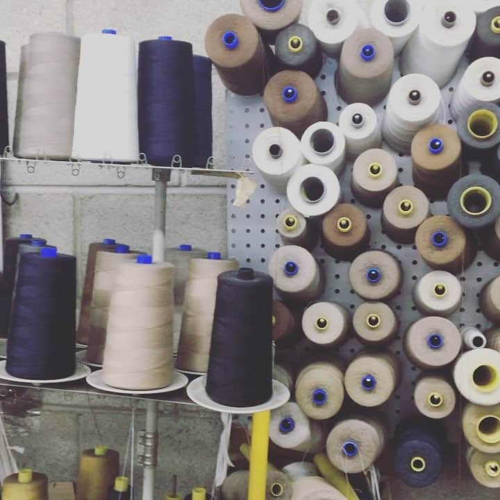 デニモクラシーのインスタグラム：「A look into how our hand crafted jeans are created」